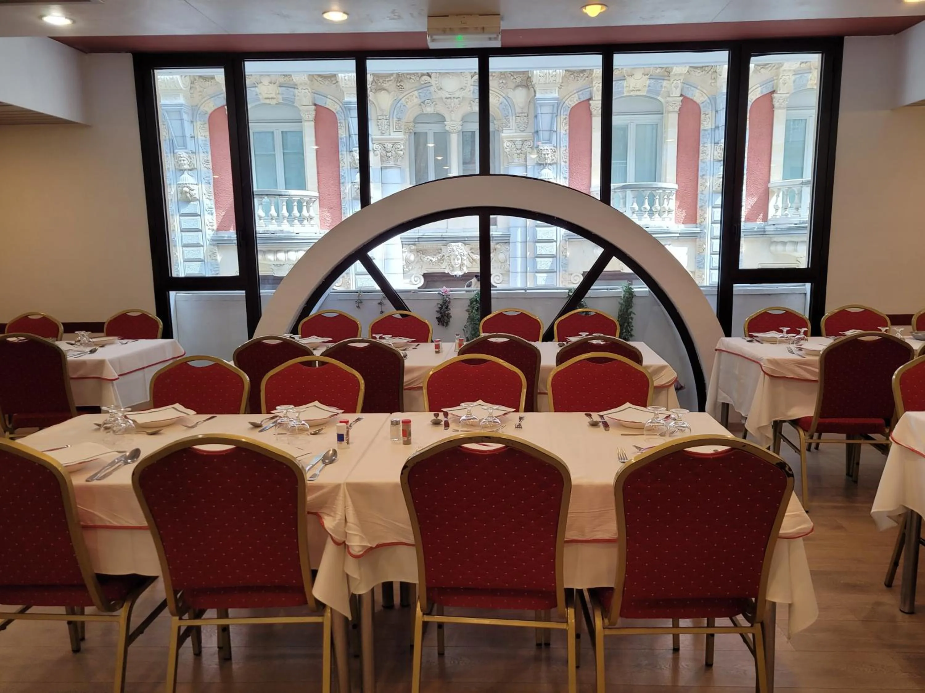 Restaurant/places to eat in Hôtel de Paris