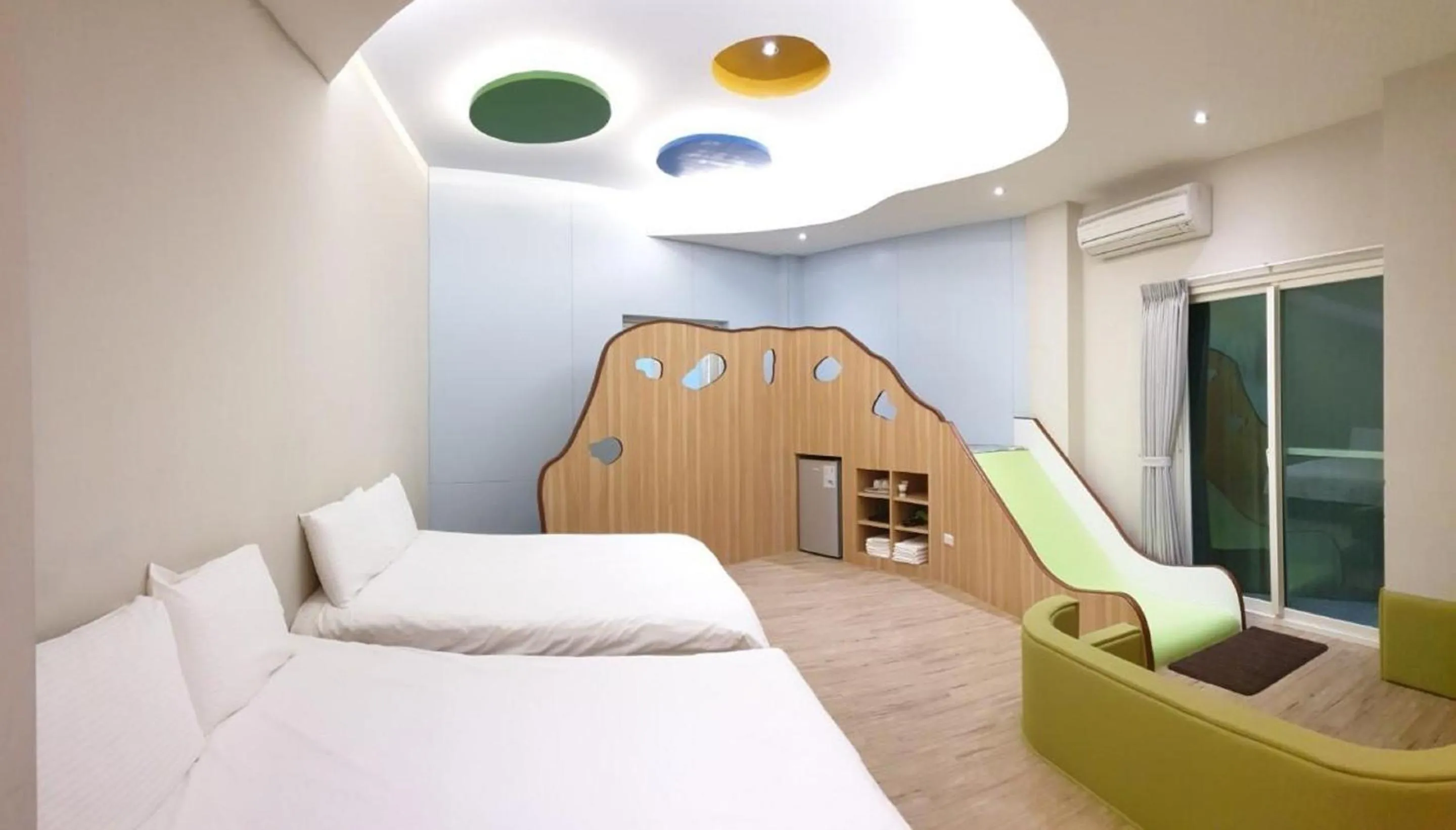 Photo of the whole room, Bed in Happiness Yes Inn