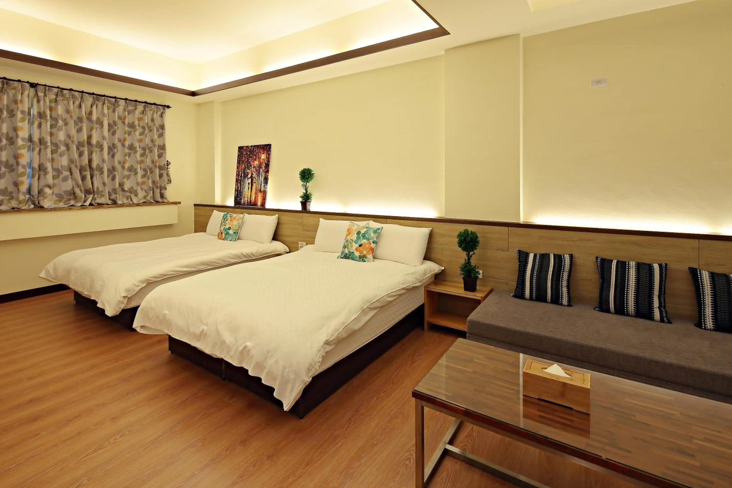 Photo of the whole room, Bed in Happiness Yes Inn