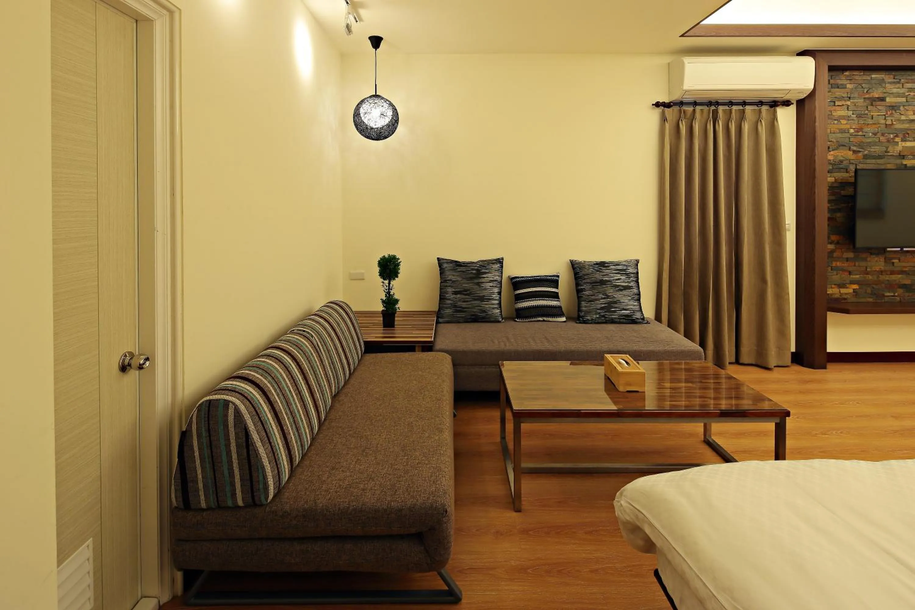 Living room, Bed in Happiness Yes Inn