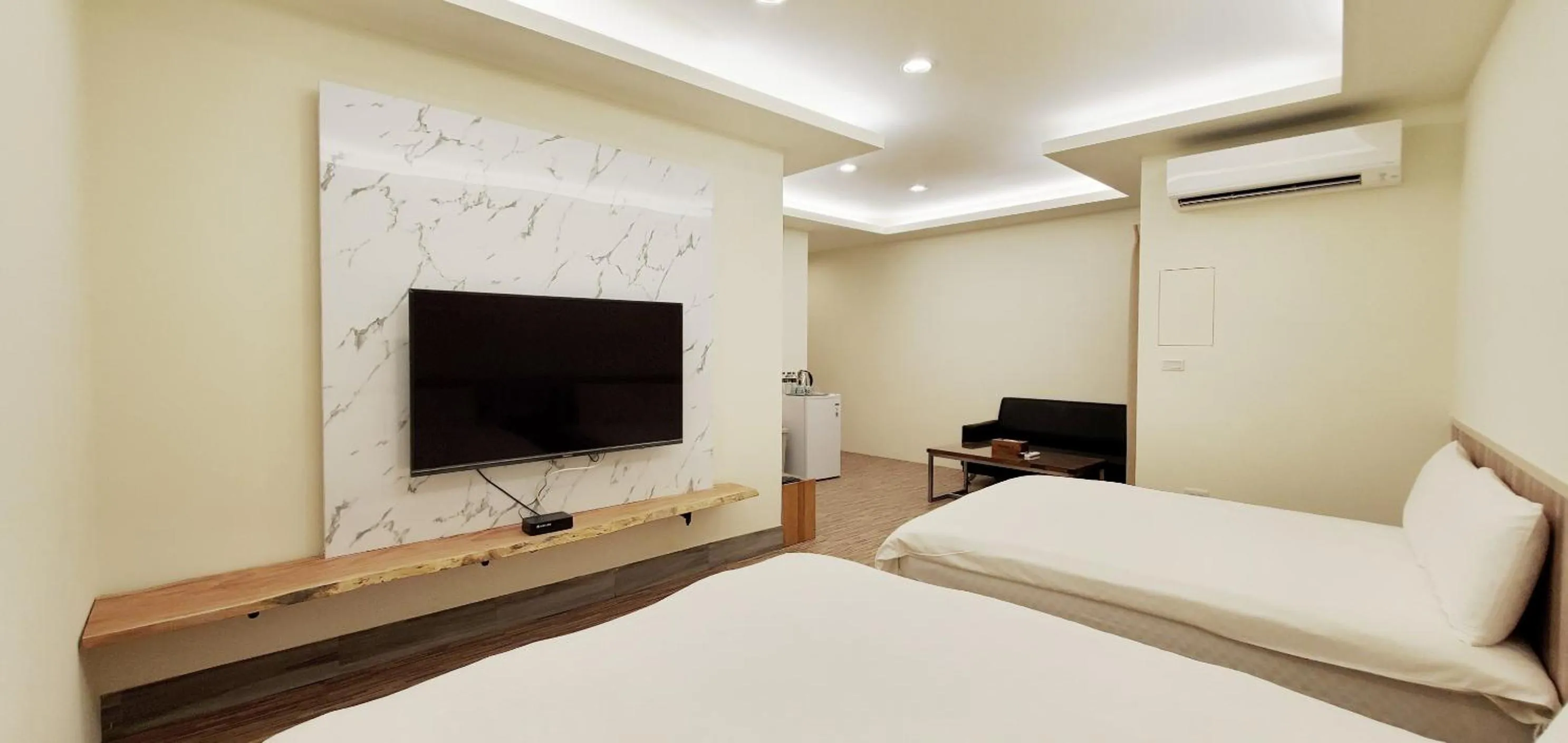 Photo of the whole room, Bed in Happiness Yes Inn