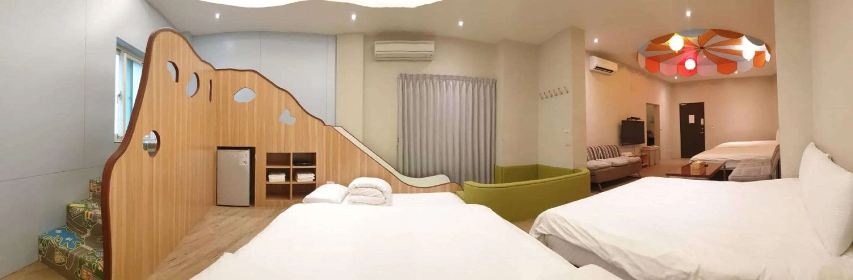 Photo of the whole room, Bed in Happiness Yes Inn