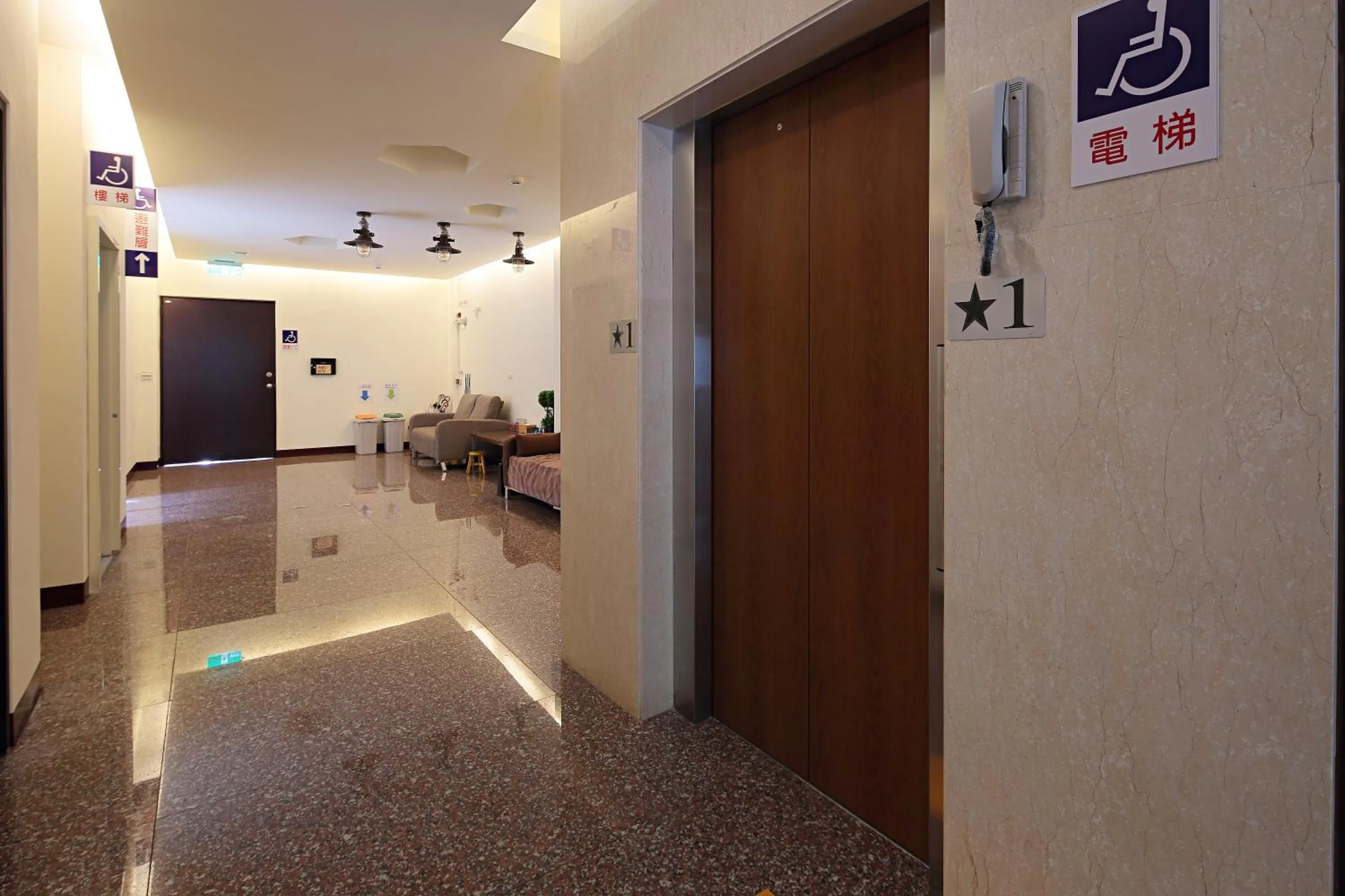 Communal lounge/ TV room in Happiness Yes Inn