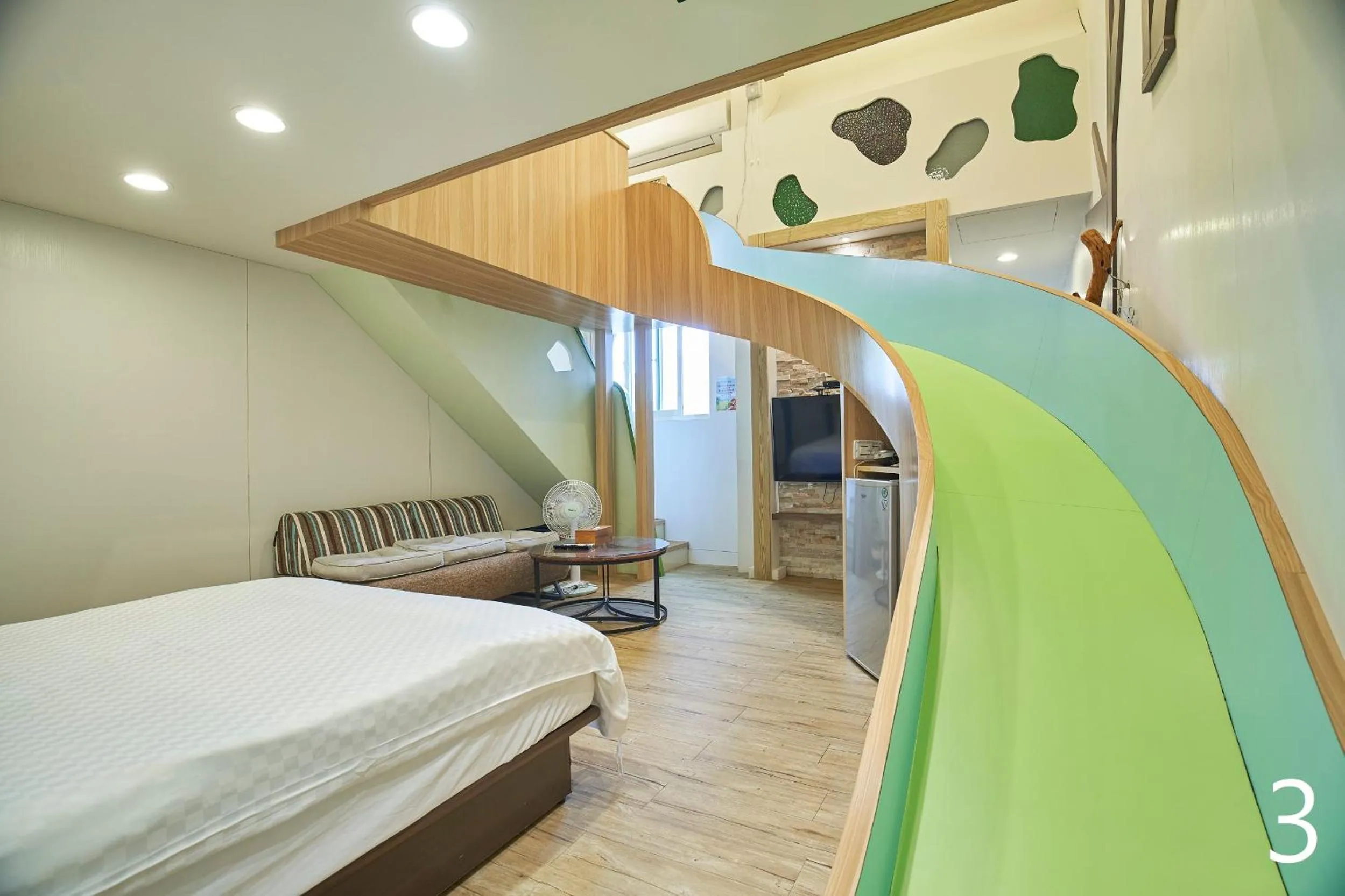 Photo of the whole room, Bed in Happiness Yes Inn