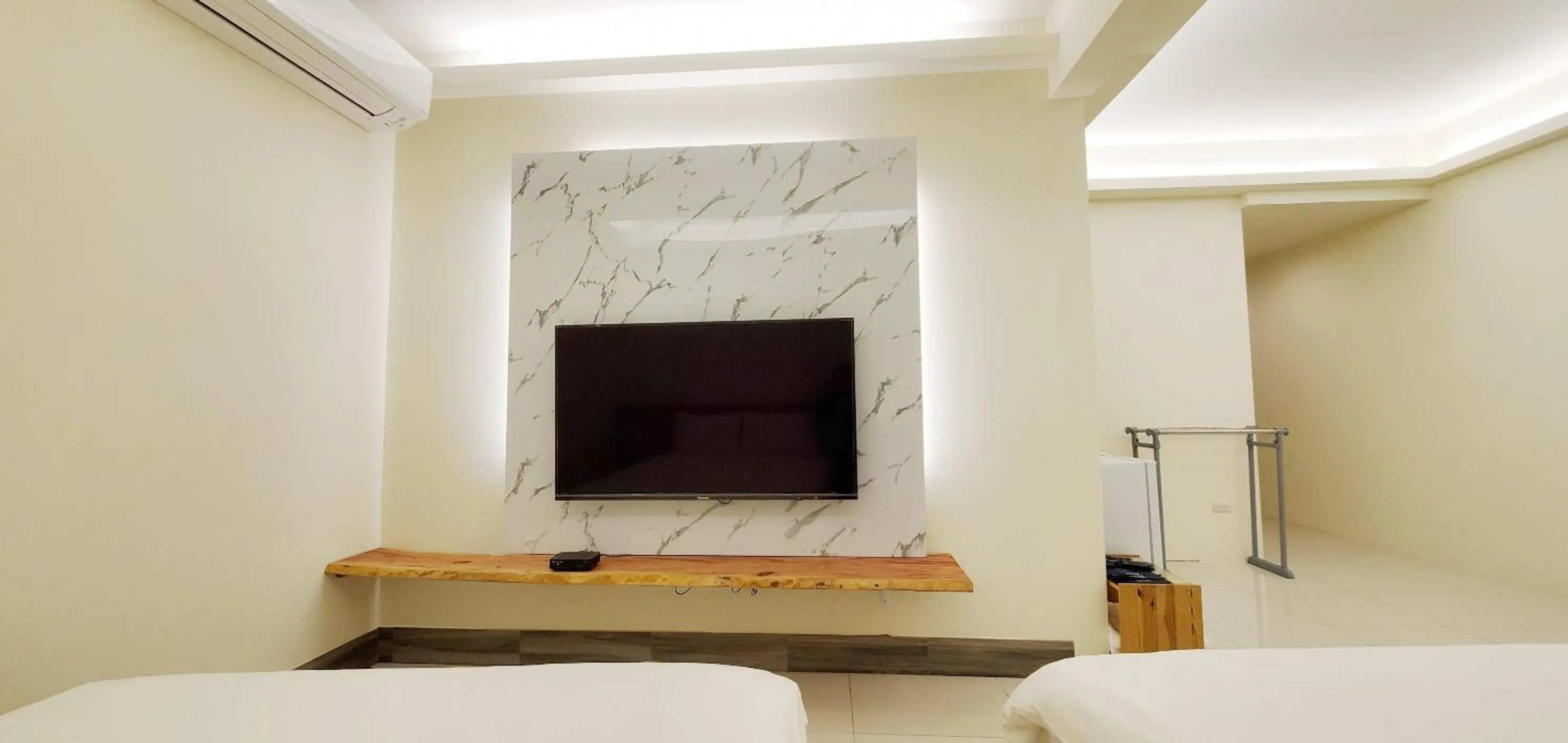 Photo of the whole room, Bed in Happiness Yes Inn