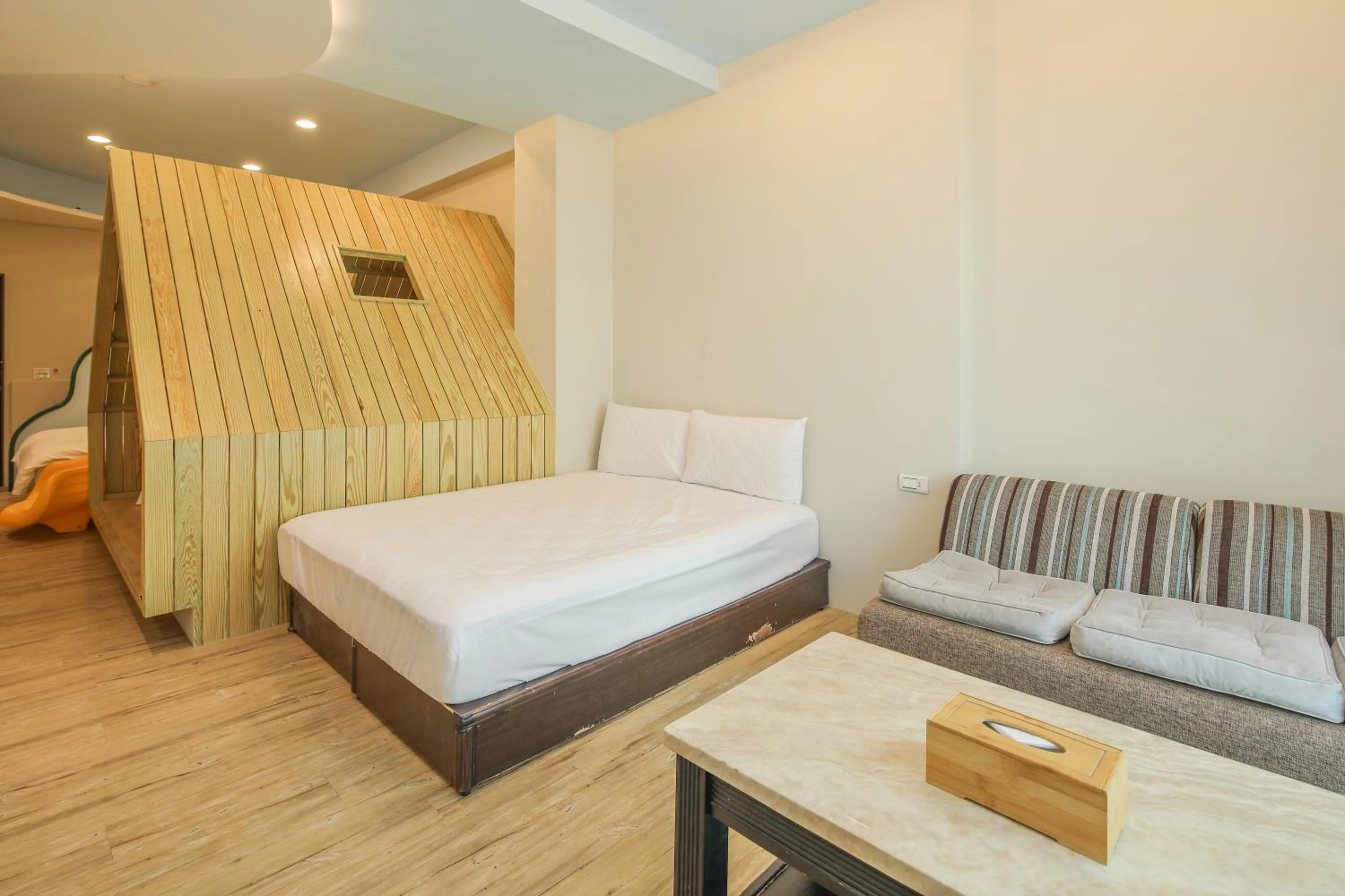 Photo of the whole room, Bed in Happiness Yes Inn