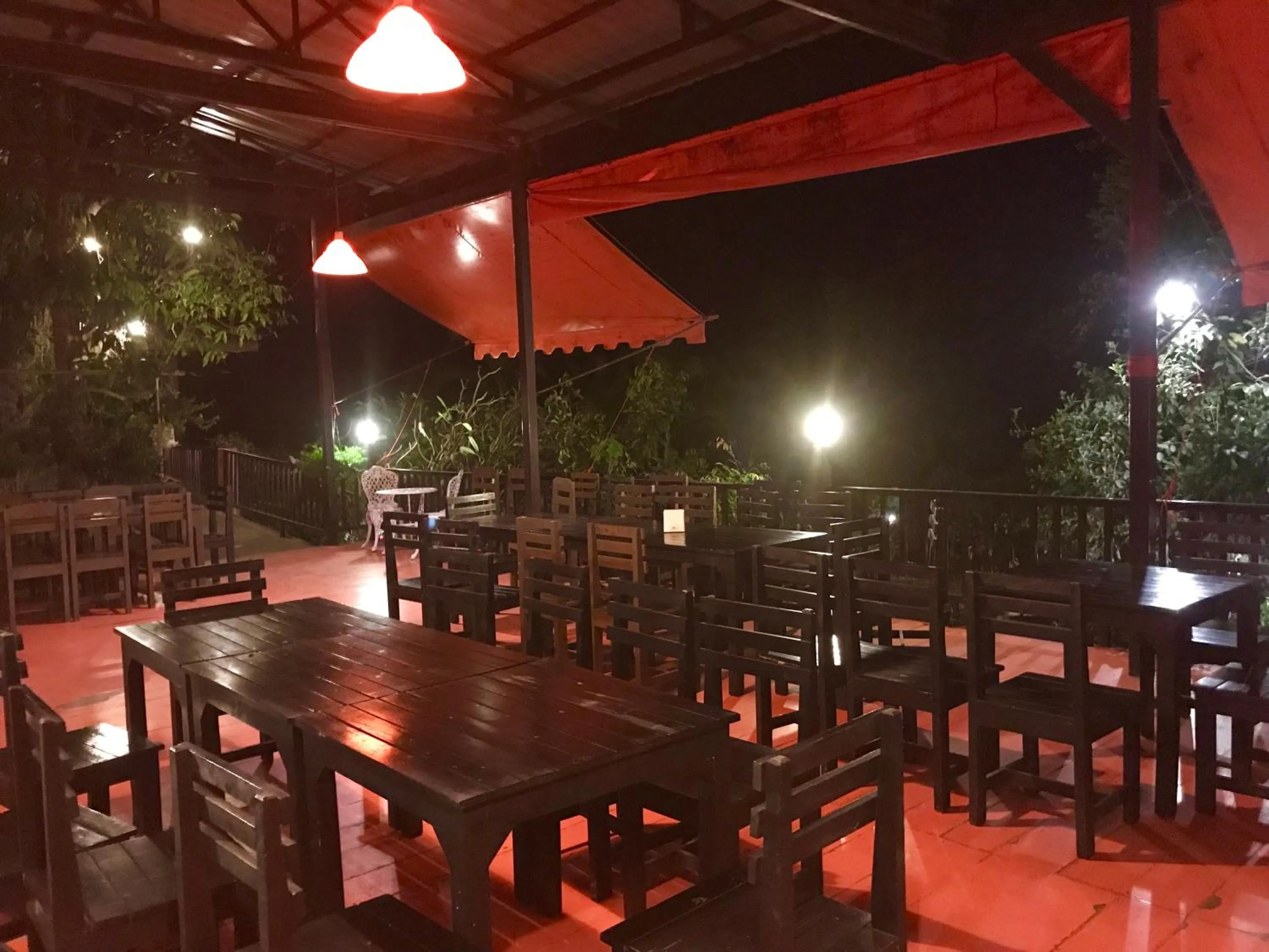 Restaurant/places to eat in Baan Suan Rojjana