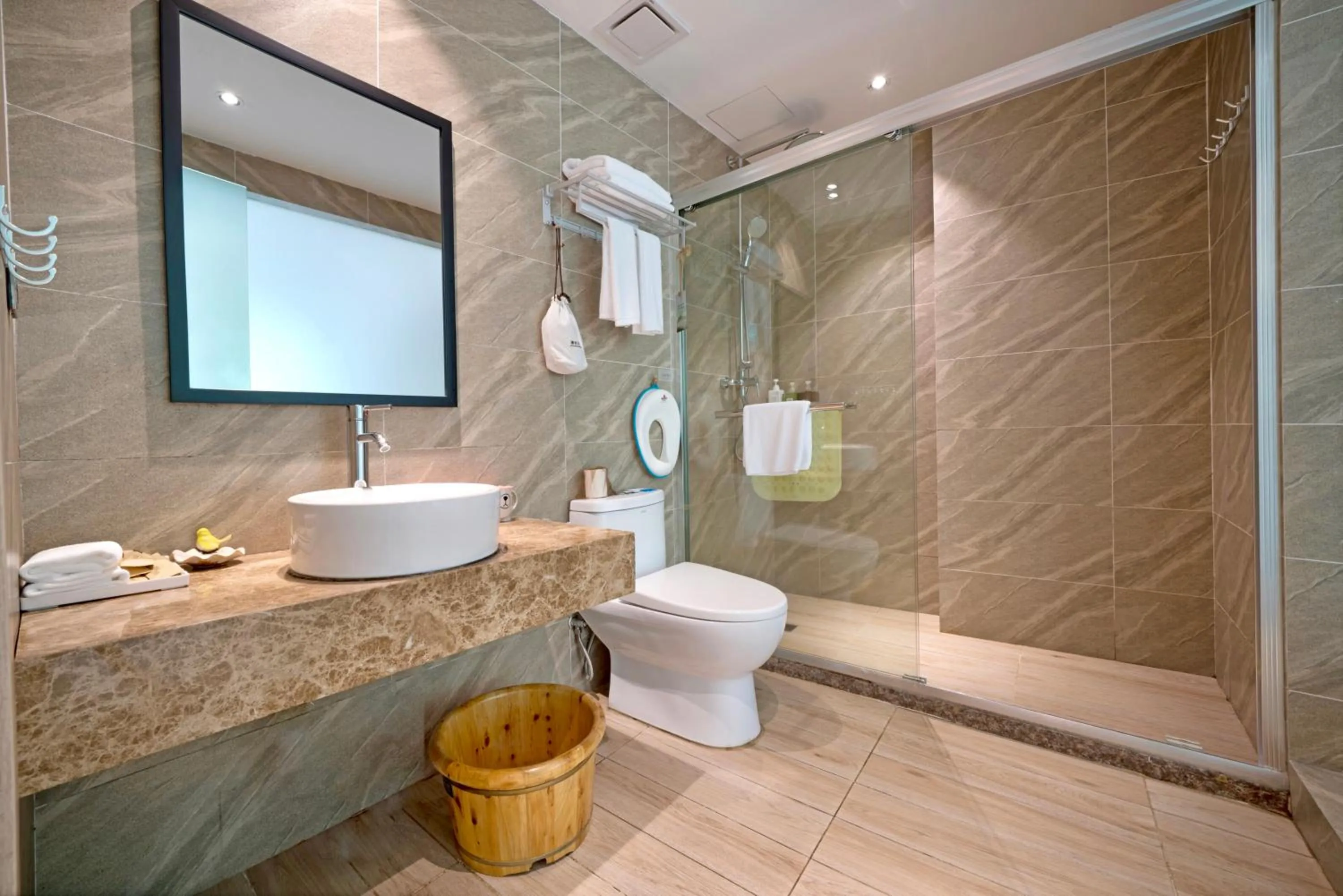 Shower in Ancient Street No.5 Youth Chic Hotel