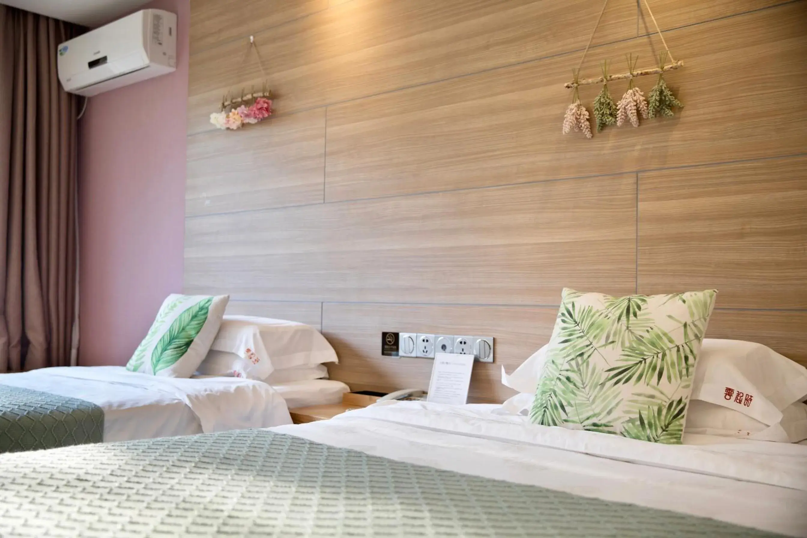 Twin Room with Mountain View in Ancient Street No.5 Youth Chic Hotel Twin Room with Mountain View in Ancient Street No.5 Youth Chic Hotel