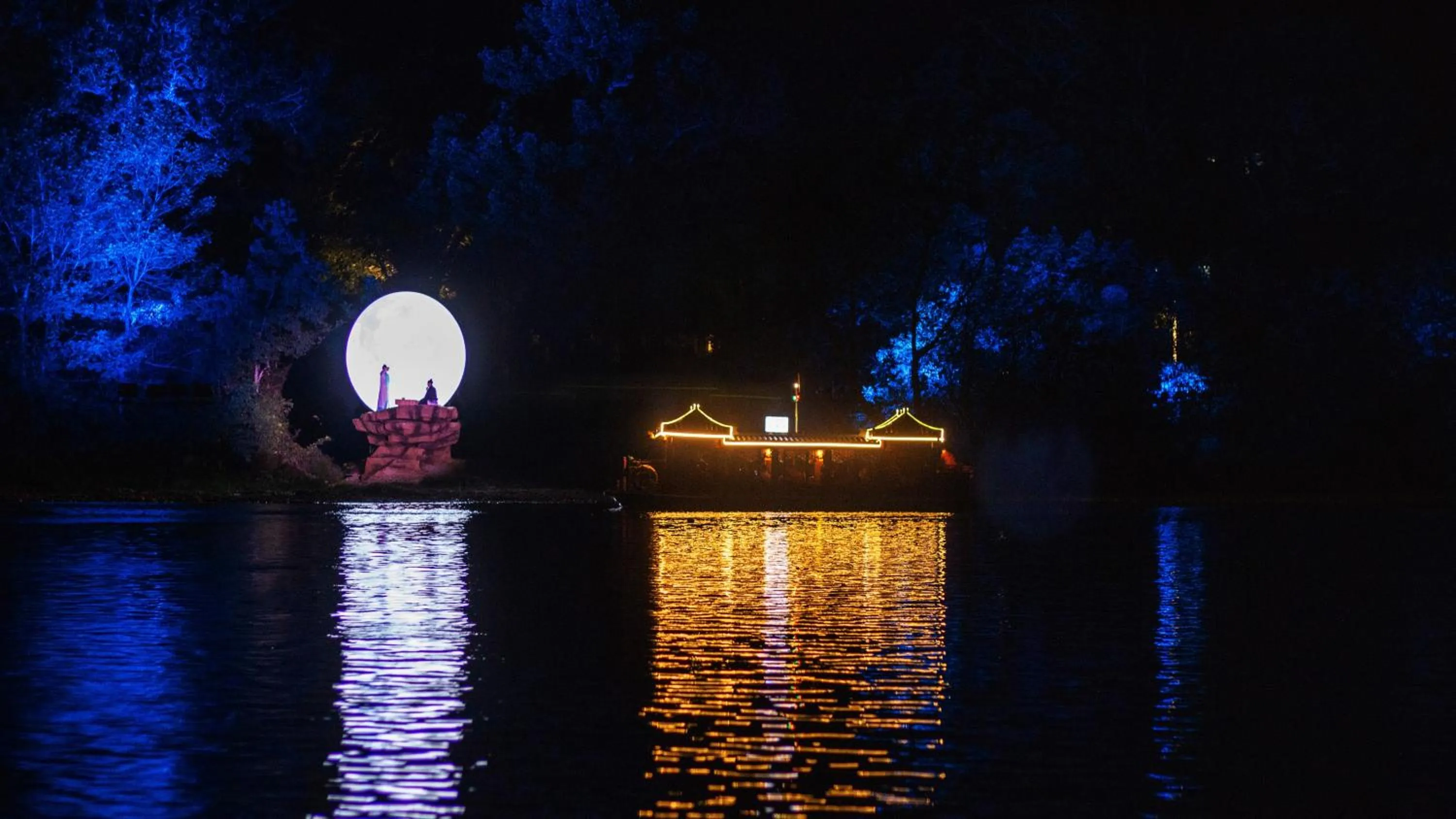 Night in Ancient Street No.5 Youth Chic Hotel