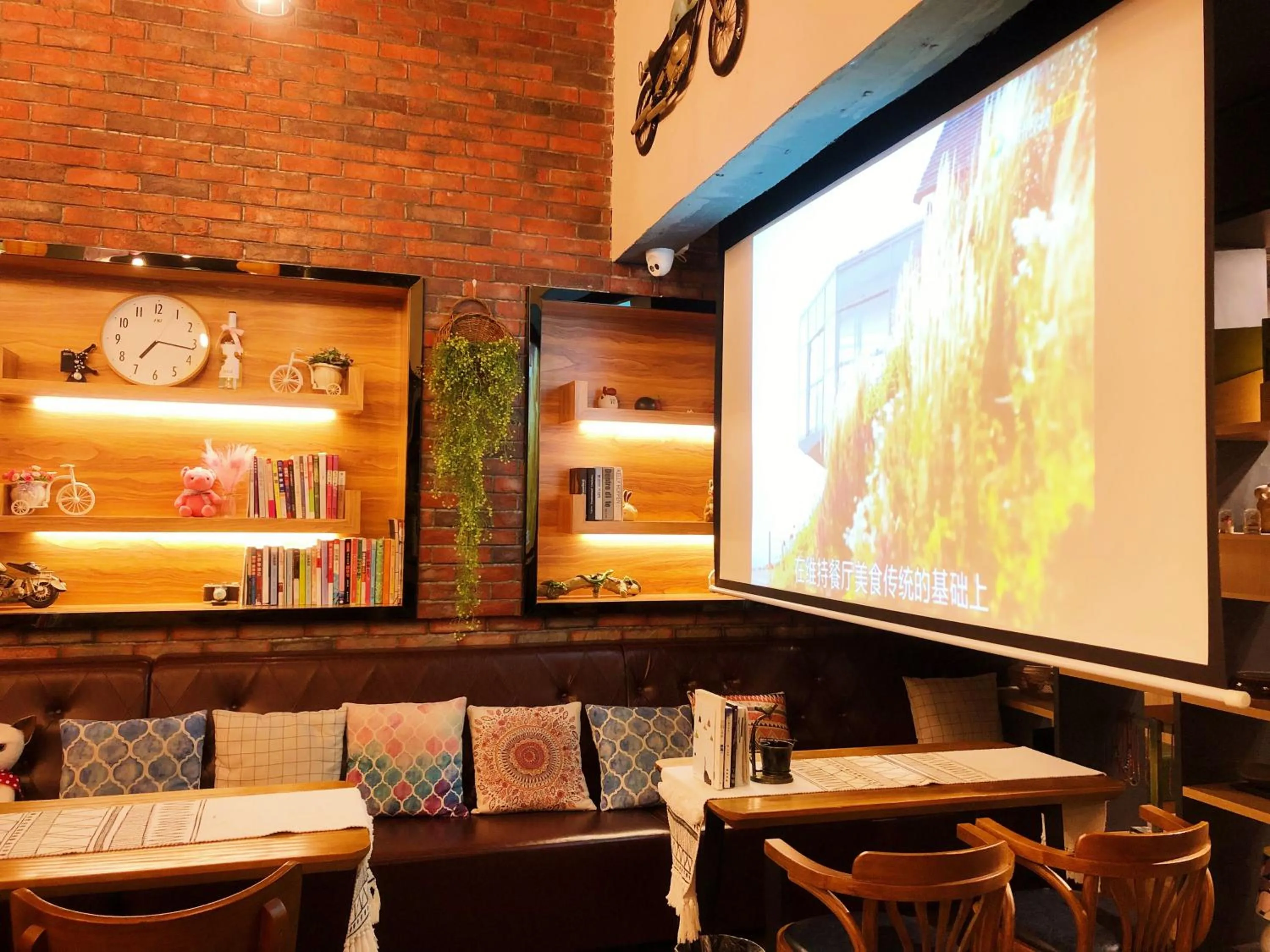 Evening entertainment in Ancient Street No.5 Youth Chic Hotel