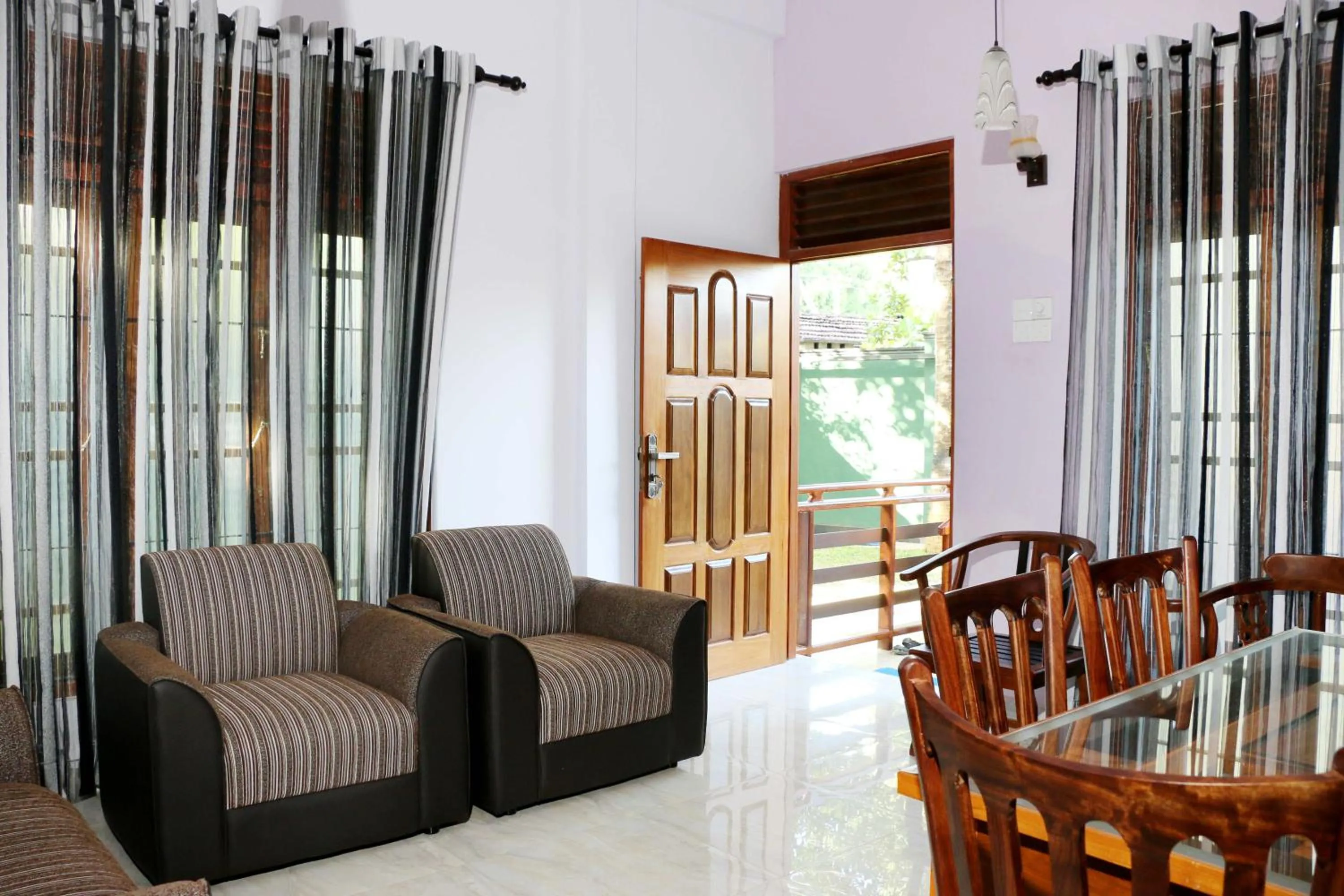 Communal lounge/ TV room in The Cool Nest Yala Hotel