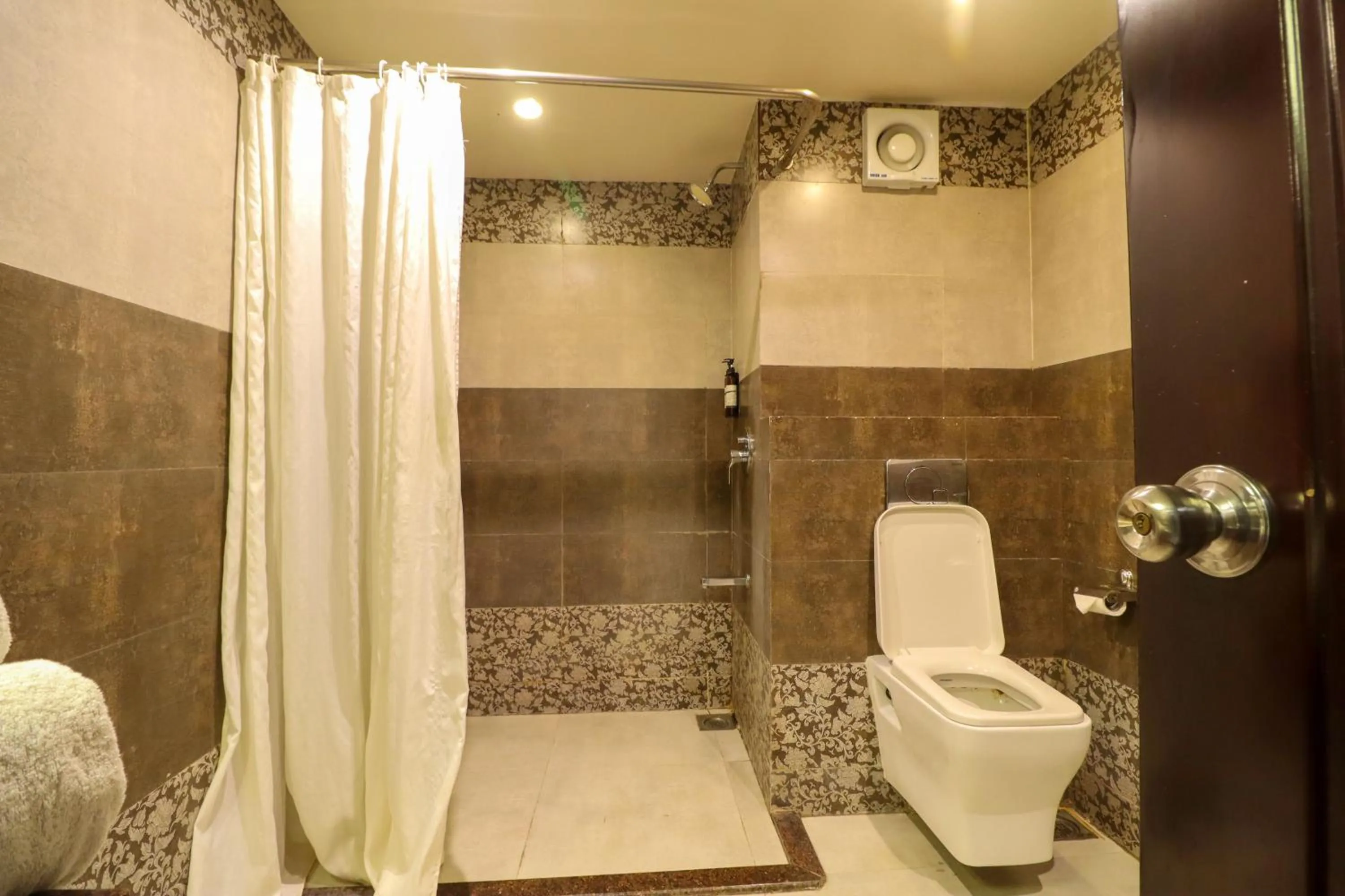 Toilet in Regenta Inn Vadodara, 500m from Railway Station