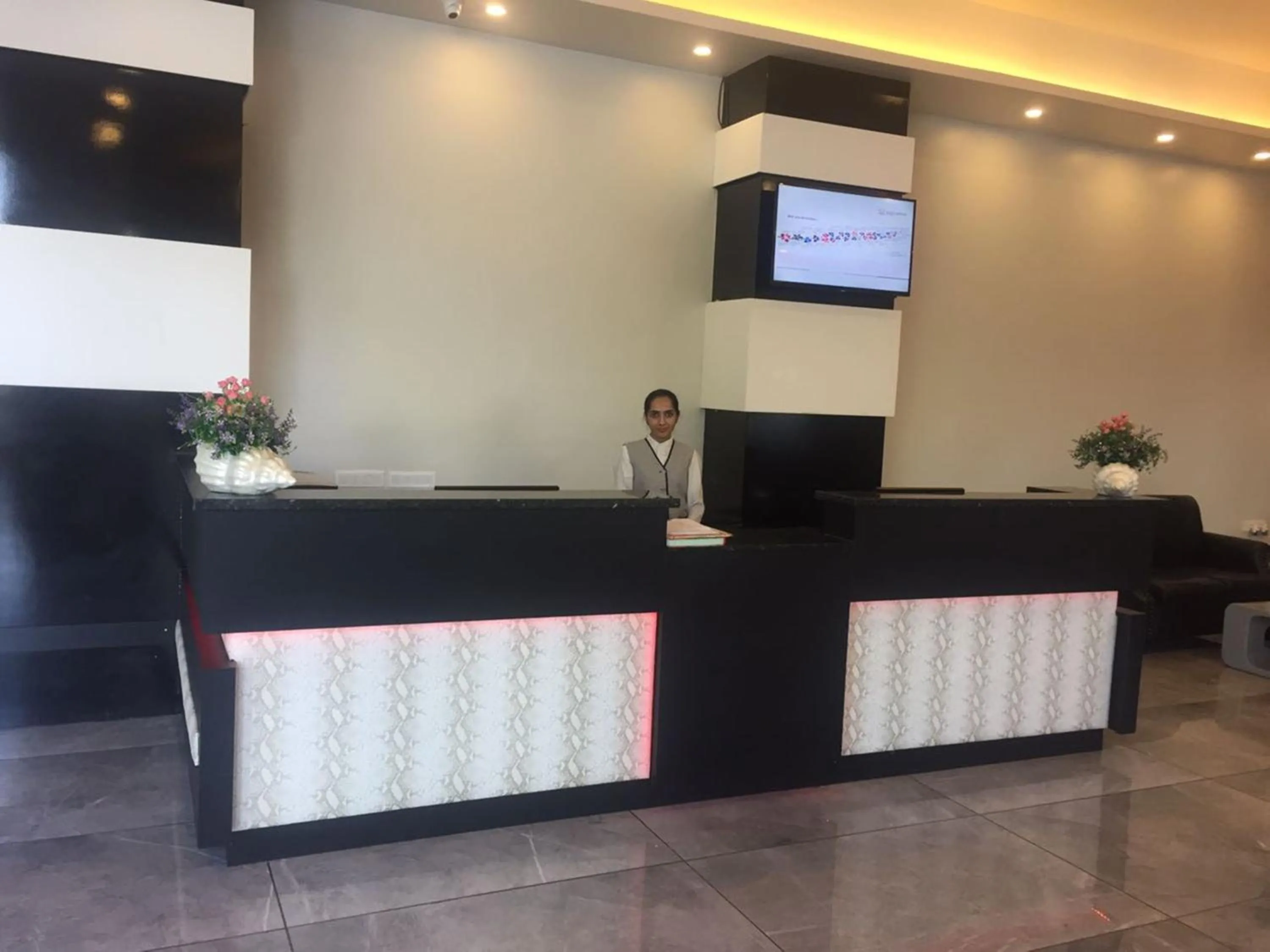 Lobby or reception in Regenta Inn Vadodara, 500m from Railway Station