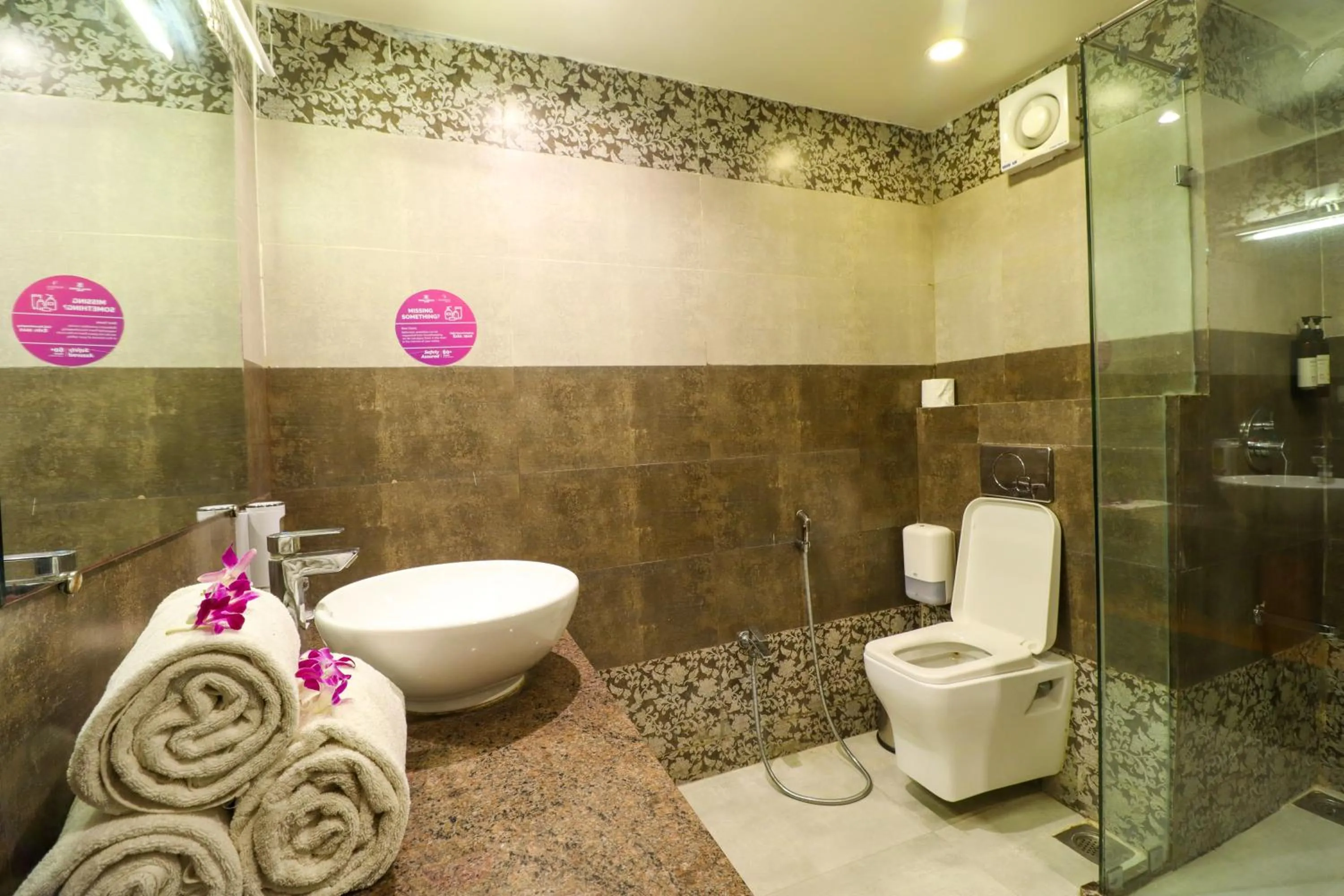 Toilet in Regenta Inn Vadodara, 500m from Railway Station