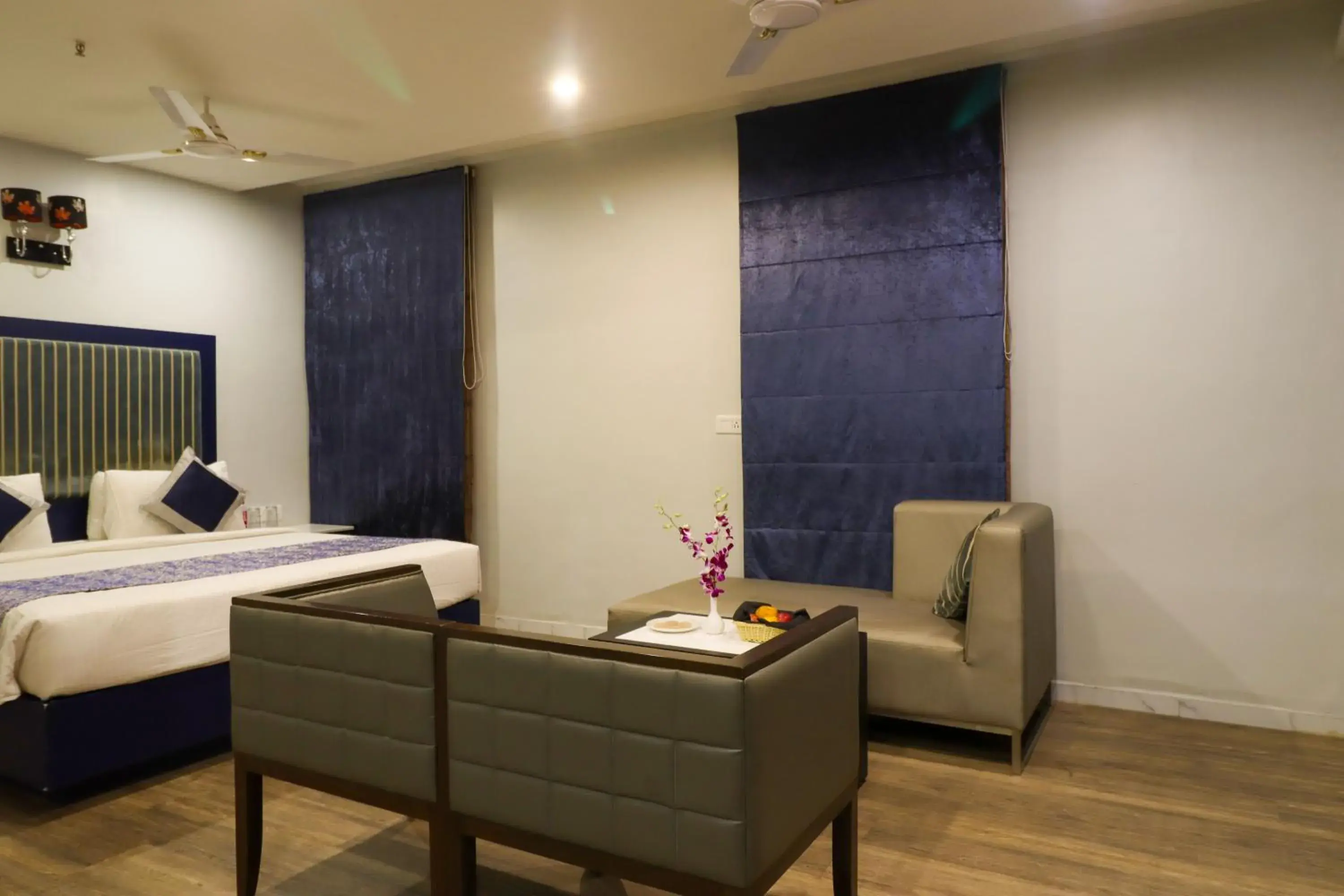 Dining area, Bed in Regenta Inn Vadodara, 500m from Railway Station Dining area, Bed in Regenta Inn Vadodara, 500m from Railway Station