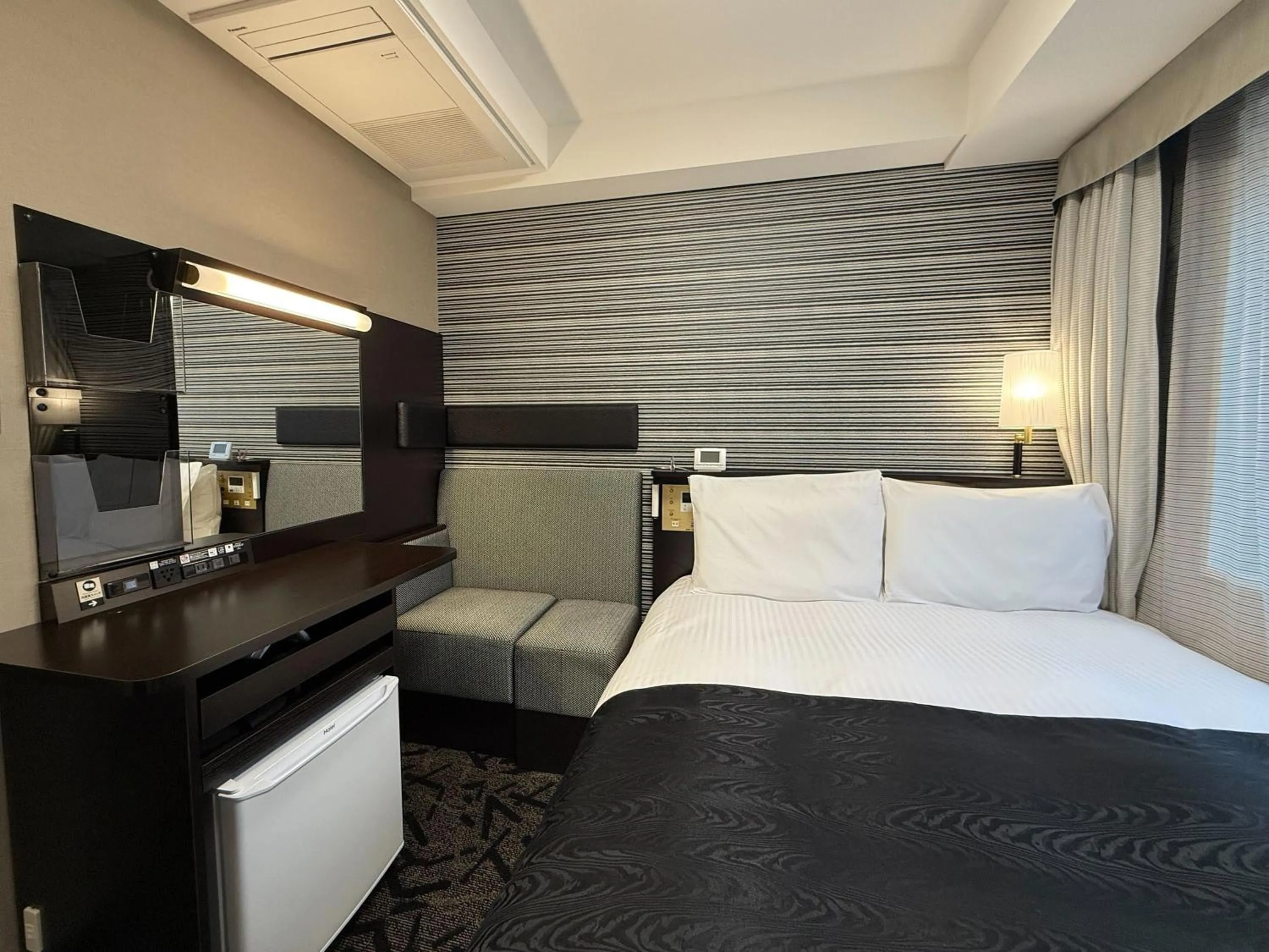 Photo of the whole room, Bed in APA Hotel Higashi Shinjuku Kabukicho Higashi