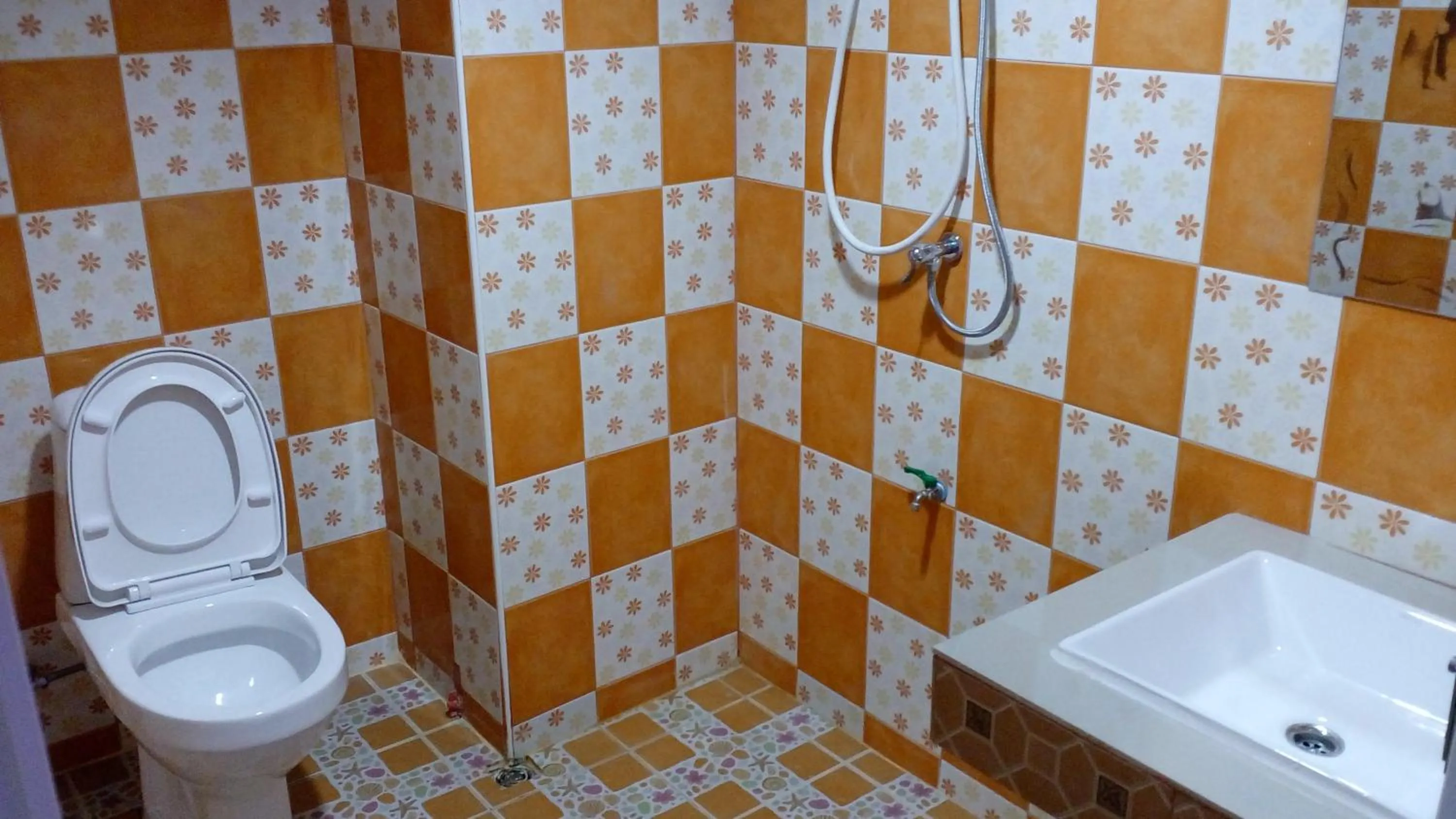 Bathroom in Rueangsrisiri Guesthouse 2