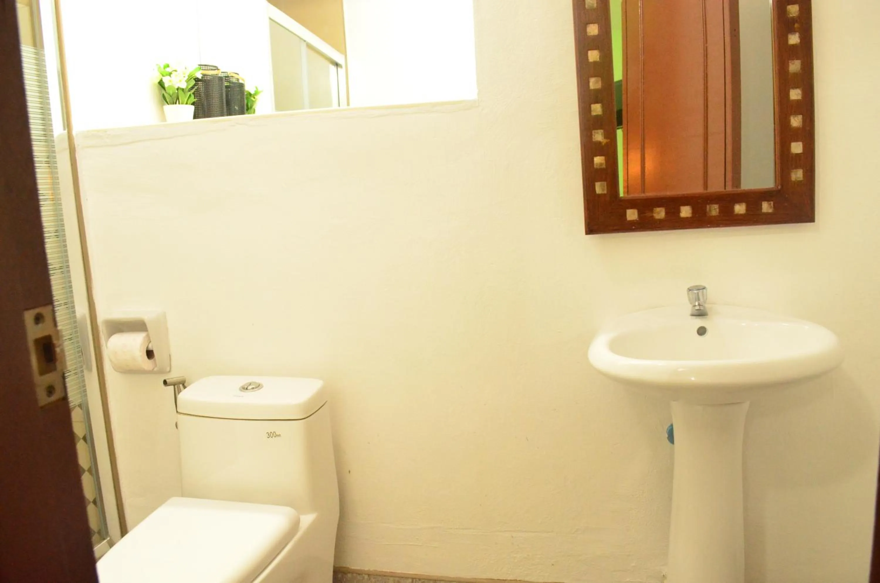 Toilet in Escolta's Homey Lodge