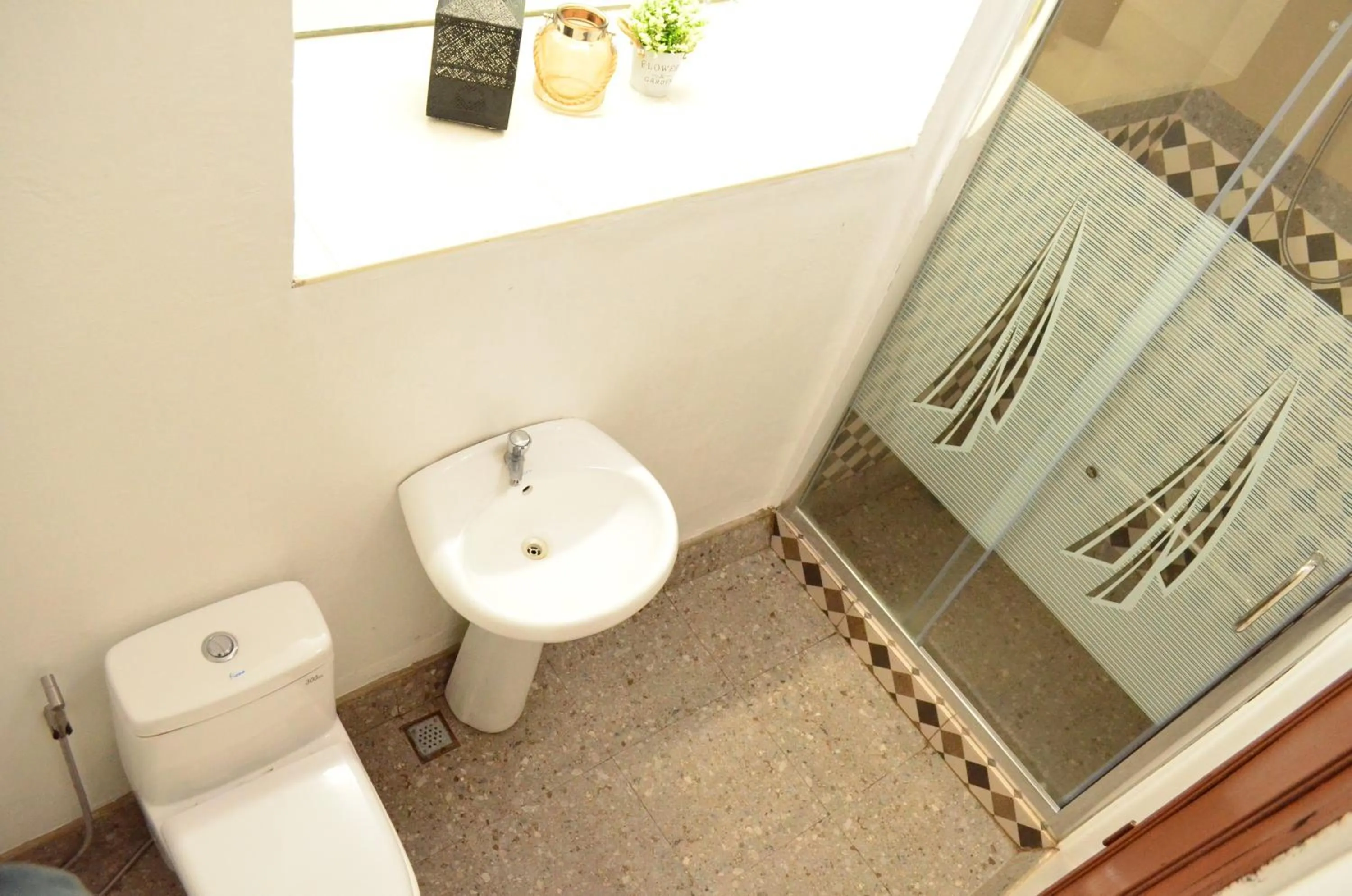 Shower in Escolta's Homey Lodge