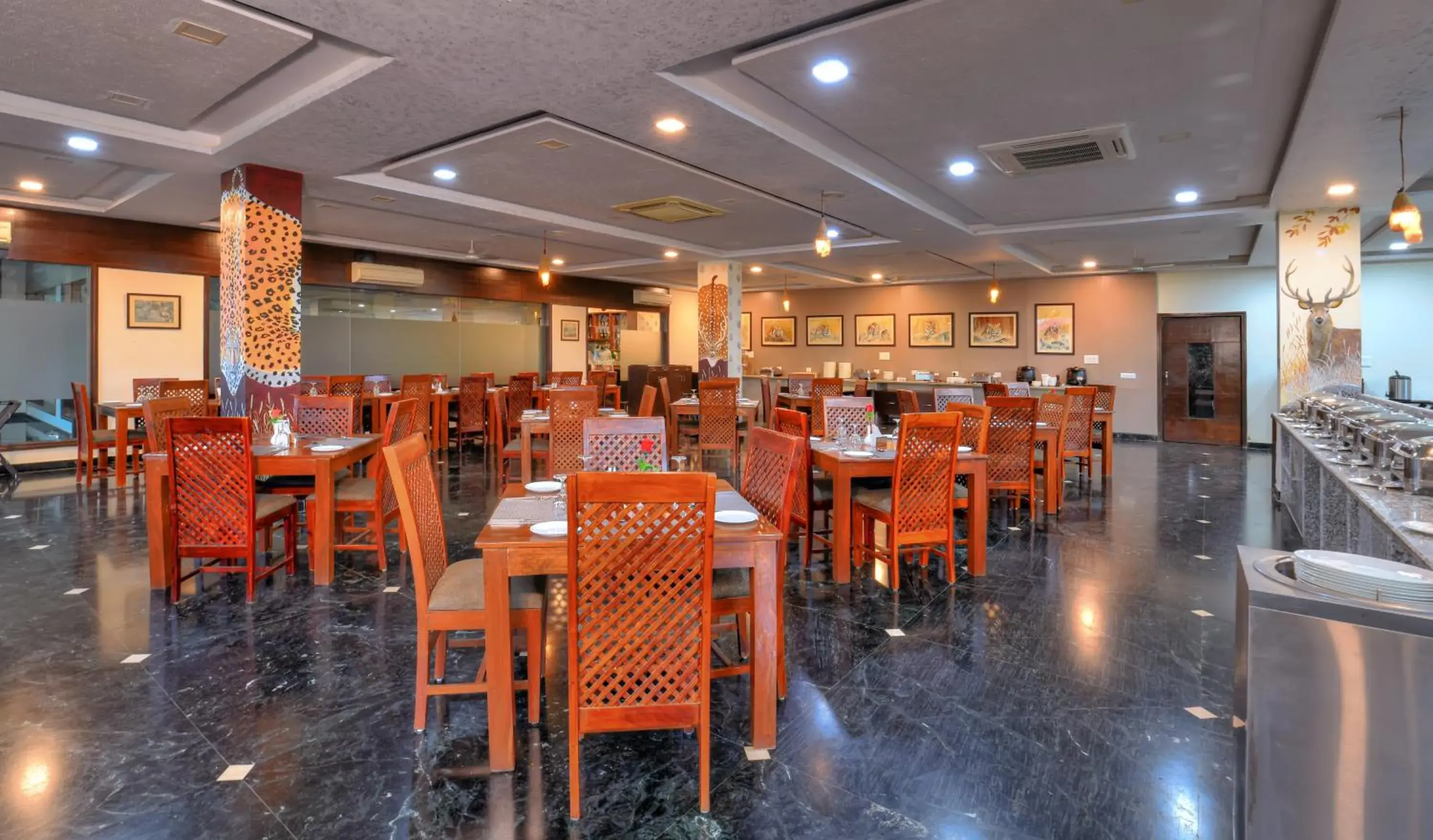 Restaurant/places to eat in Jungle Vilas Restaurant/places to eat in Jungle Vilas