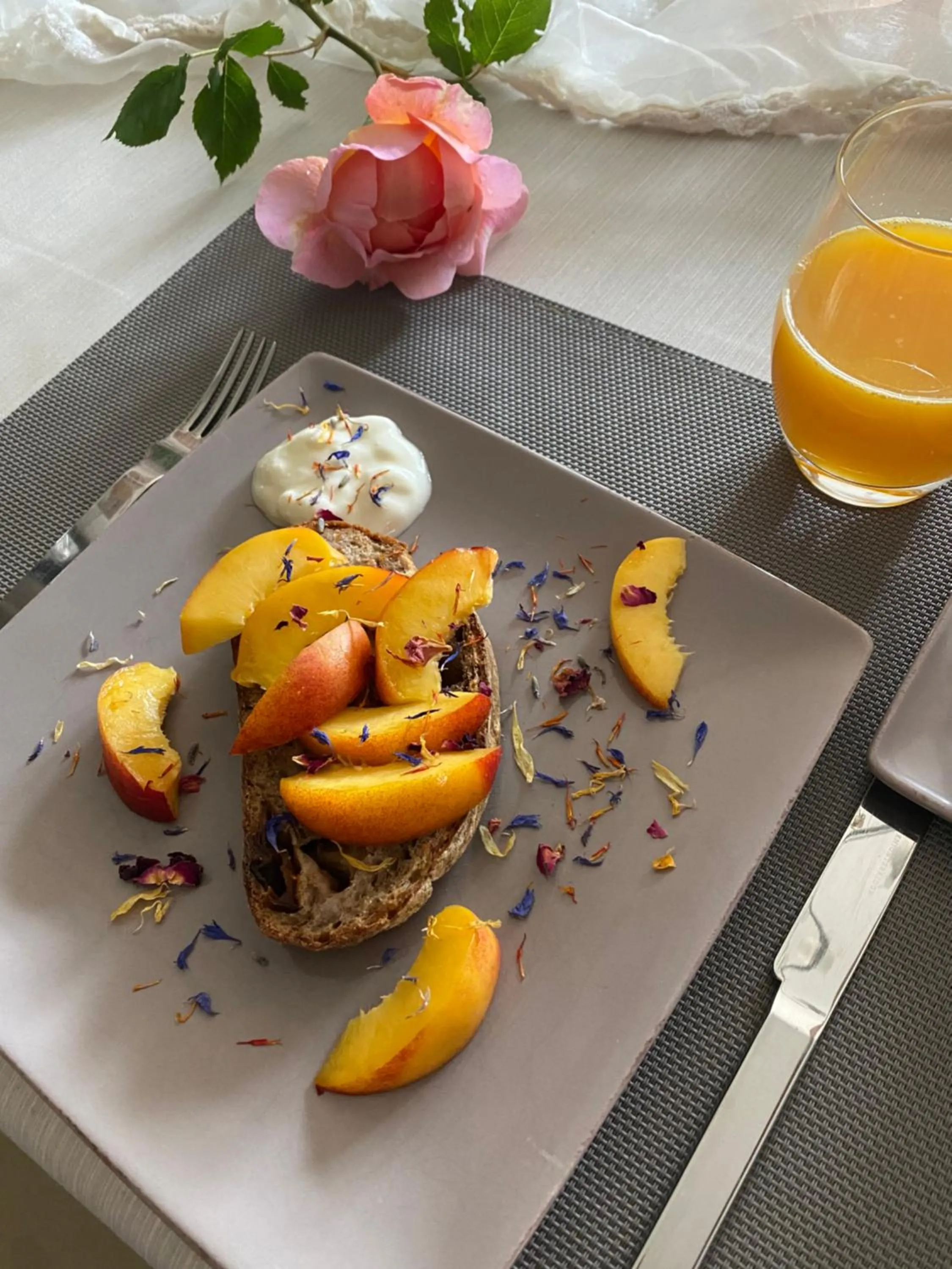 Breakfast in Lut's Place