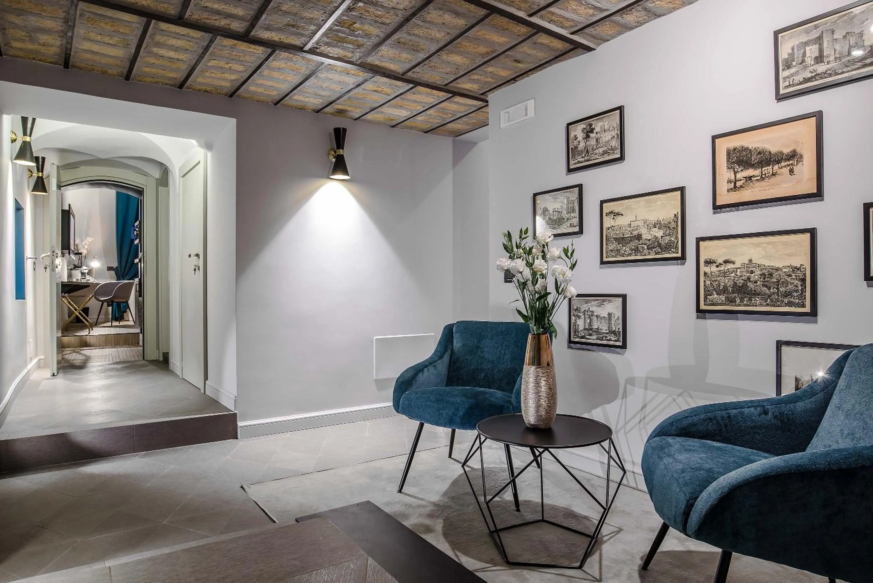 Communal lounge/ TV room in Navona Street Hotel