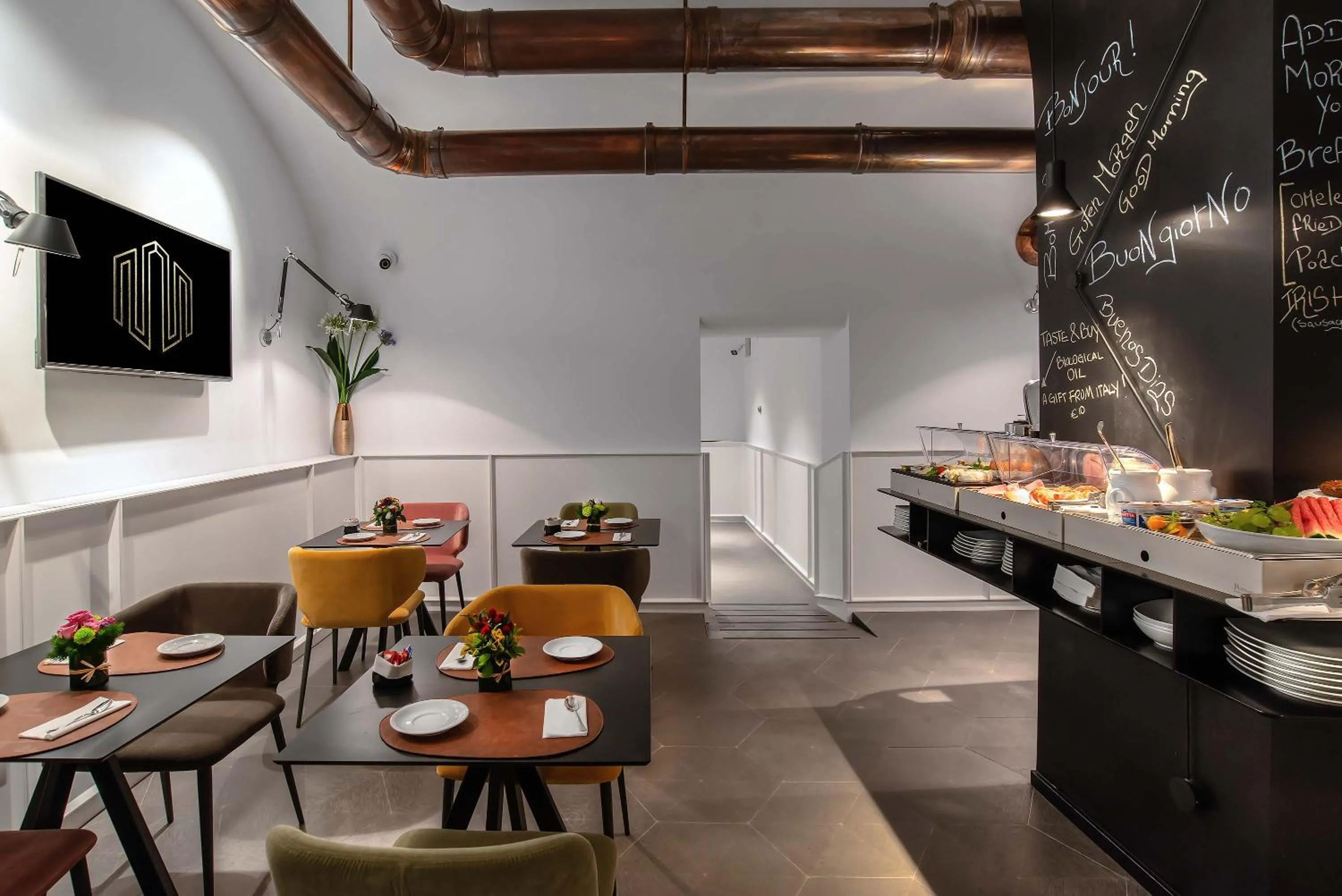 Restaurant/places to eat in Navona Street Hotel