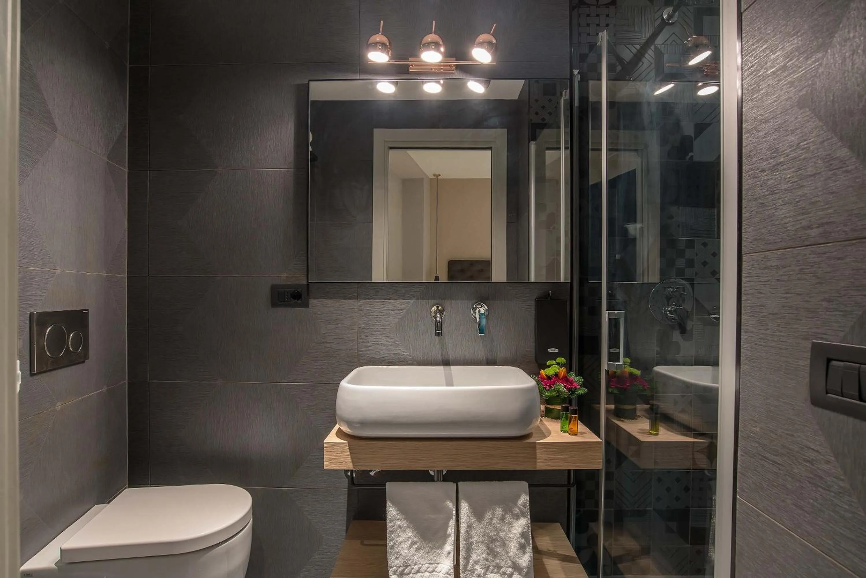 Shower in Navona Street Hotel