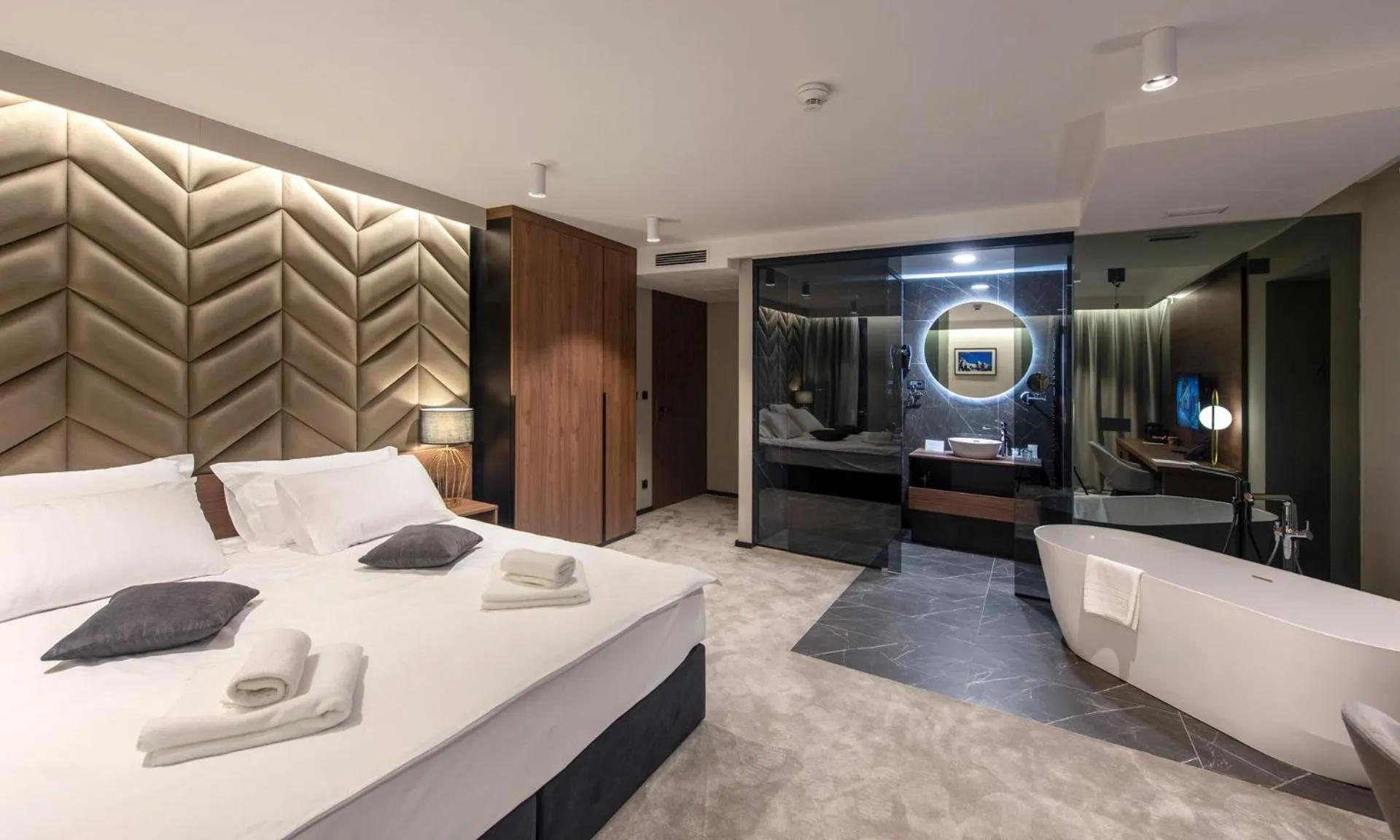 Hot Tub, Bed in Hotel Turist