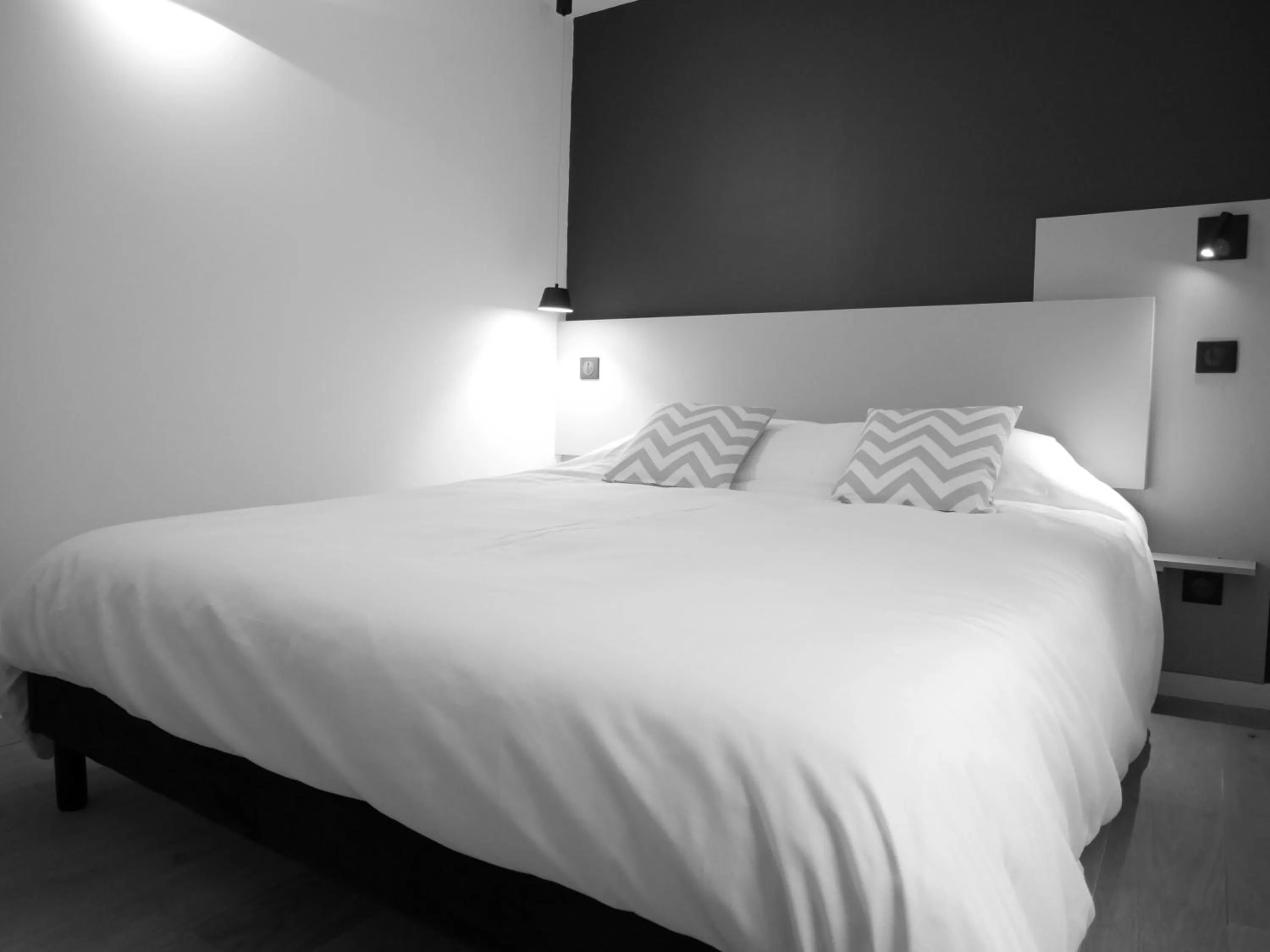 Bedroom, Bed in Le Chat Qui Dort