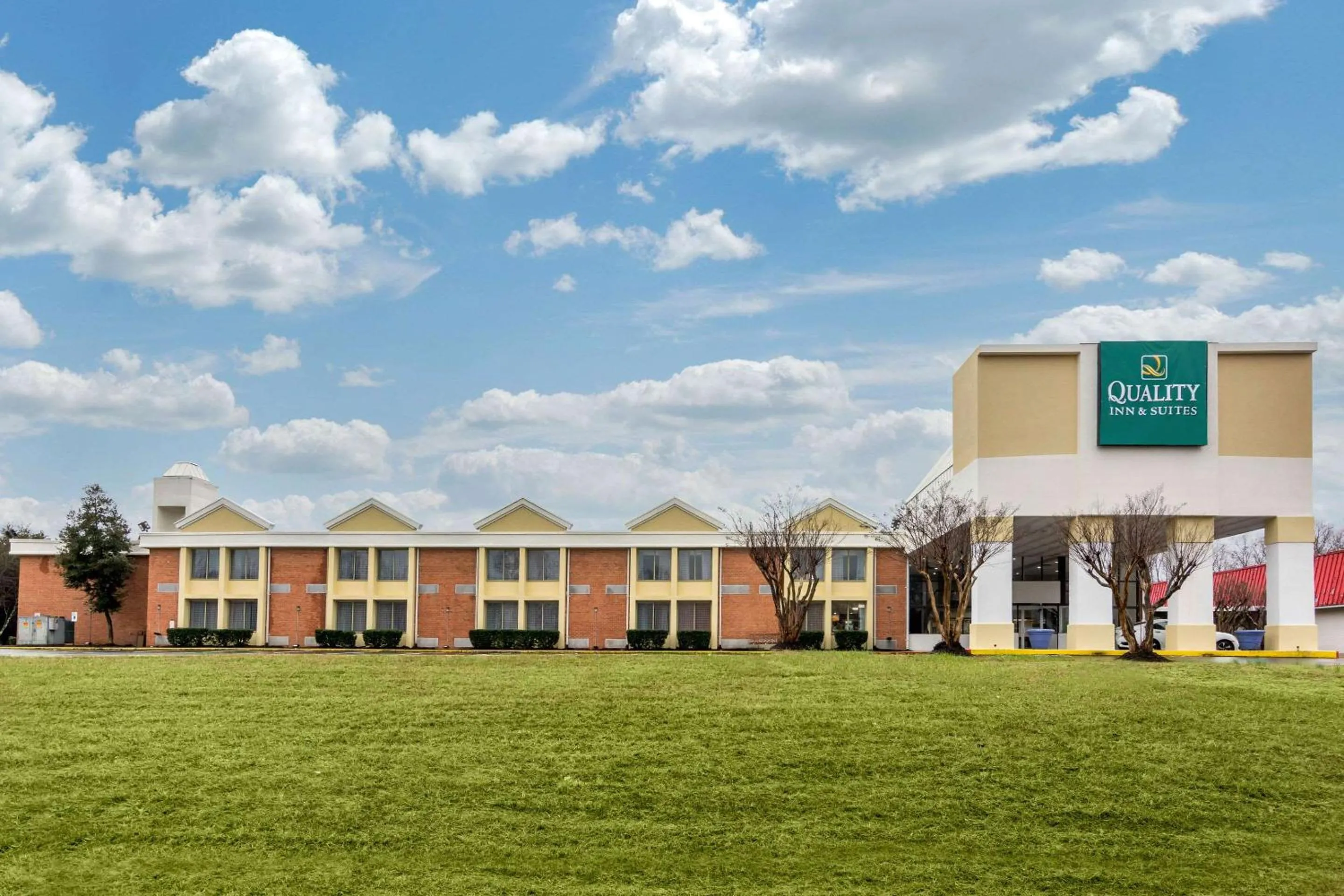 Property building in Quality Inn & Suites Ruther Glen