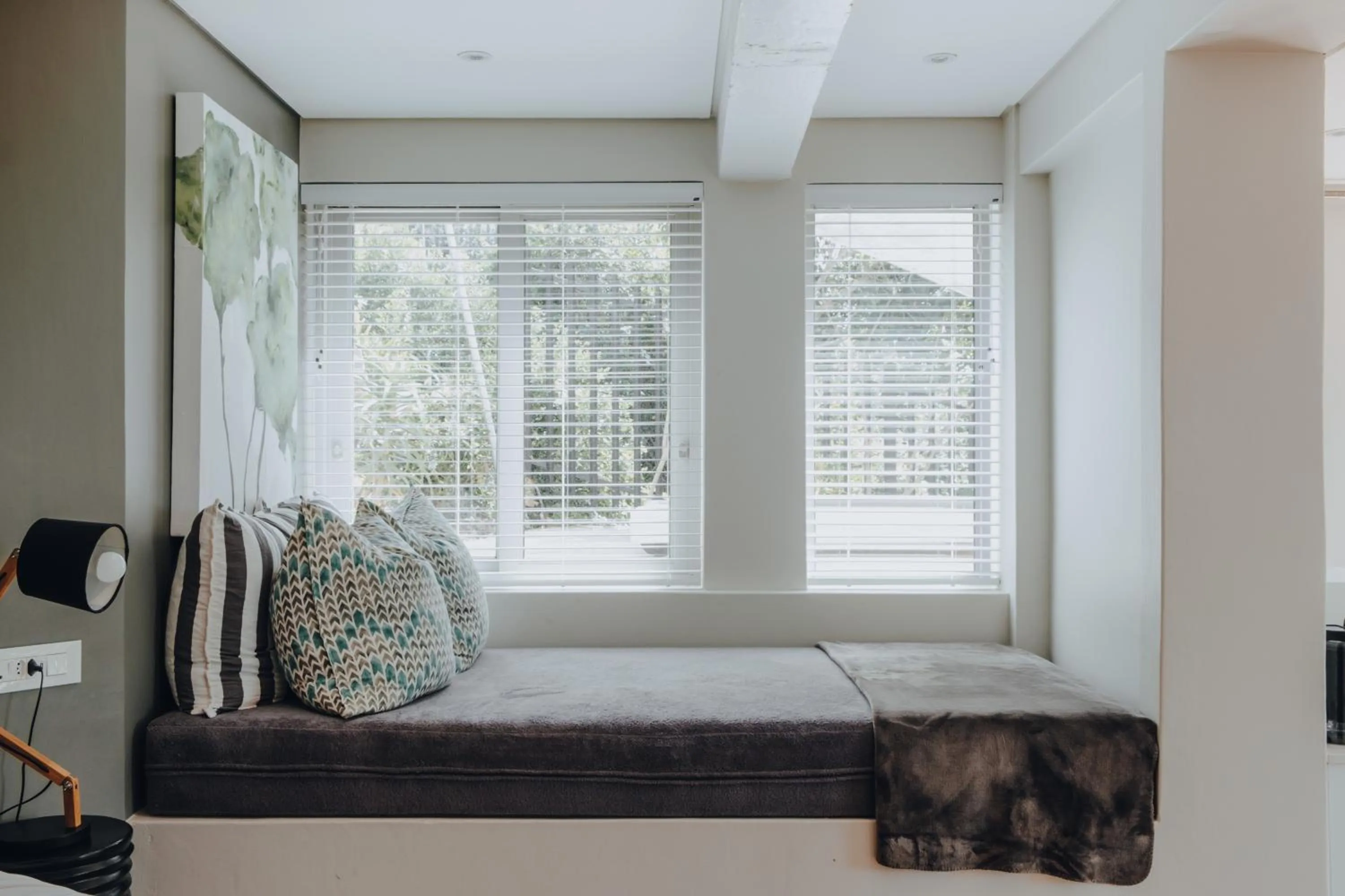 Seating area, Bed in The Bungalow