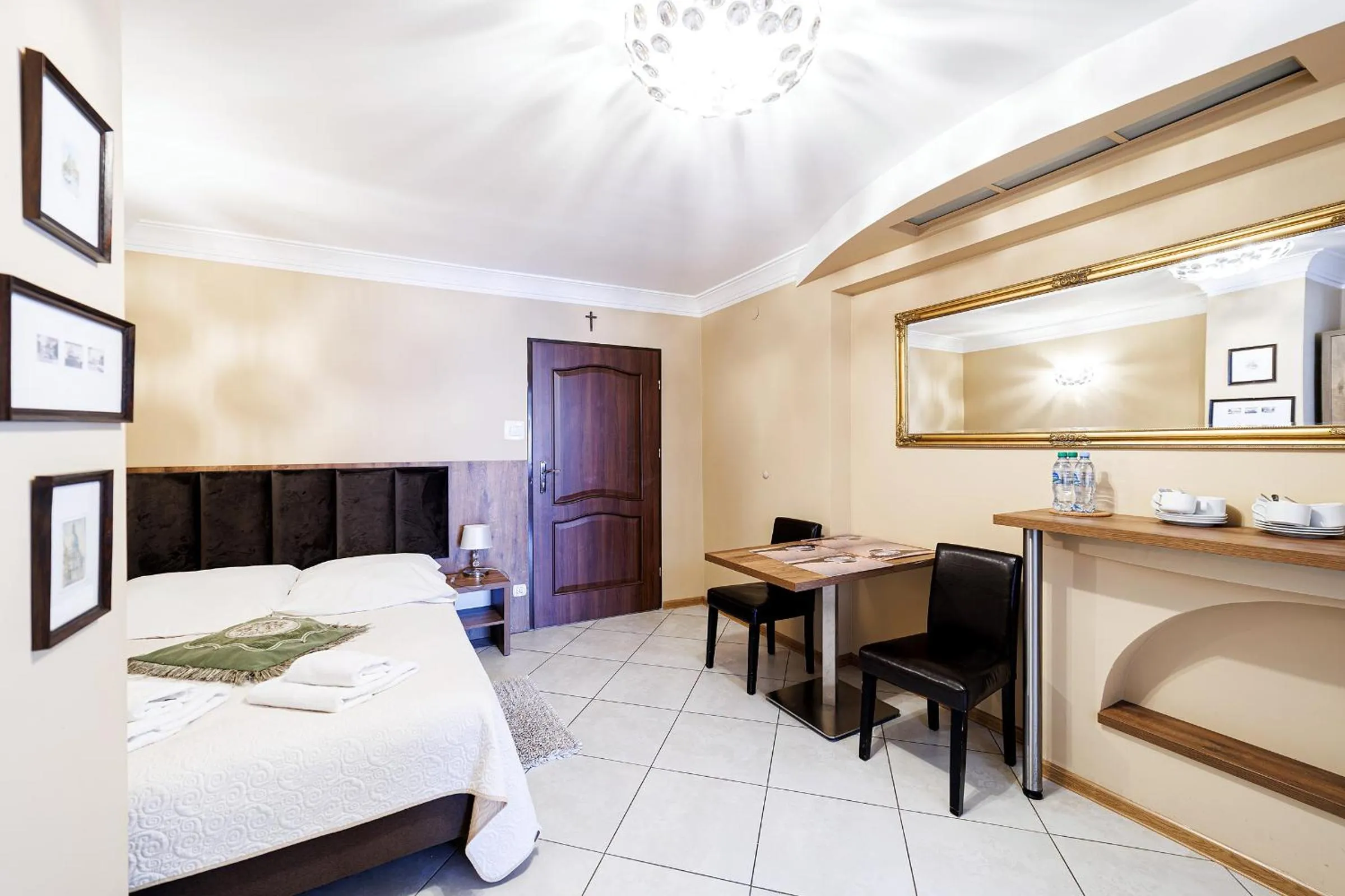 Photo of the whole room, Bed in Stratos