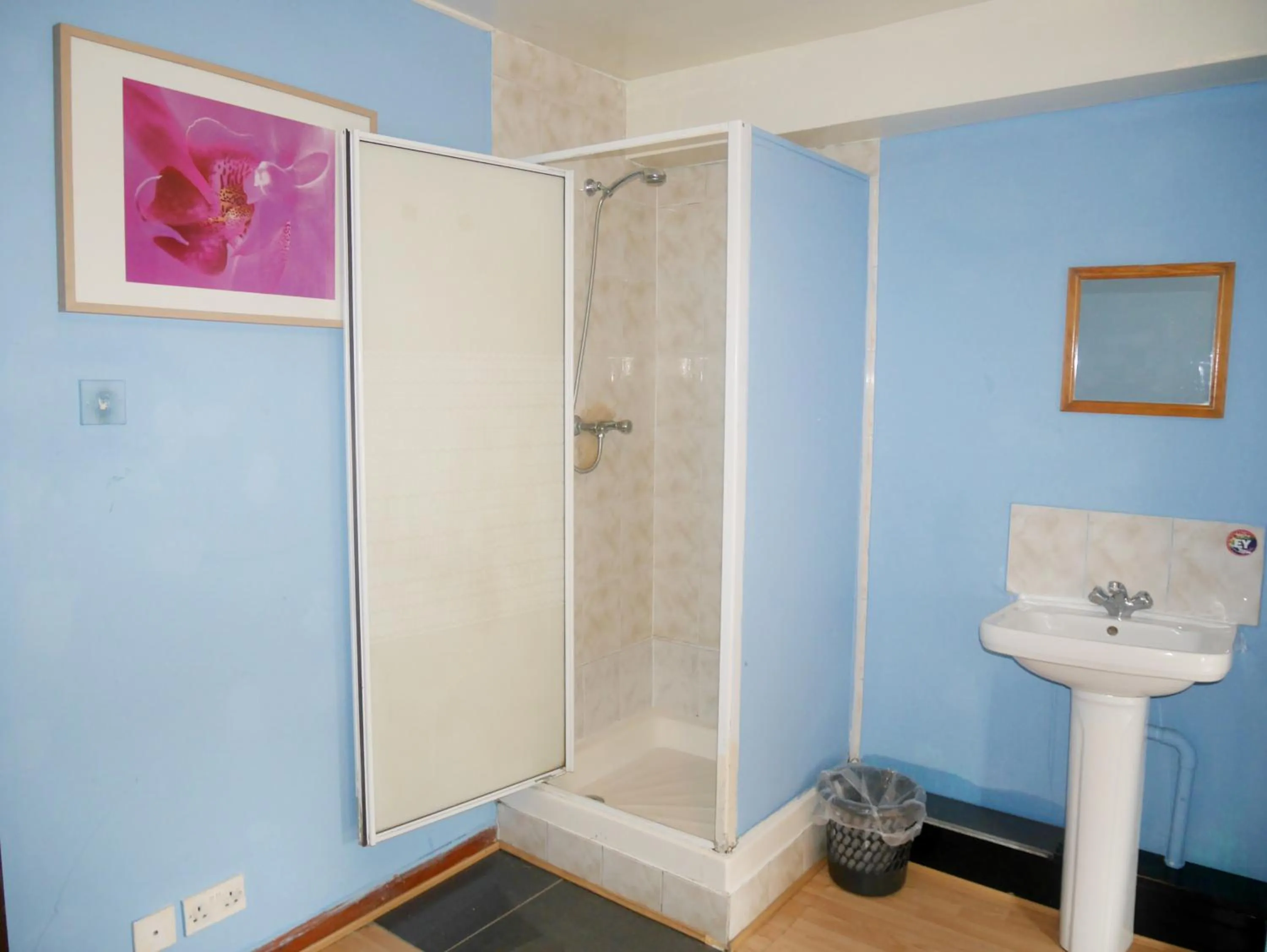 Shower in Kensal Green Backpackers 2