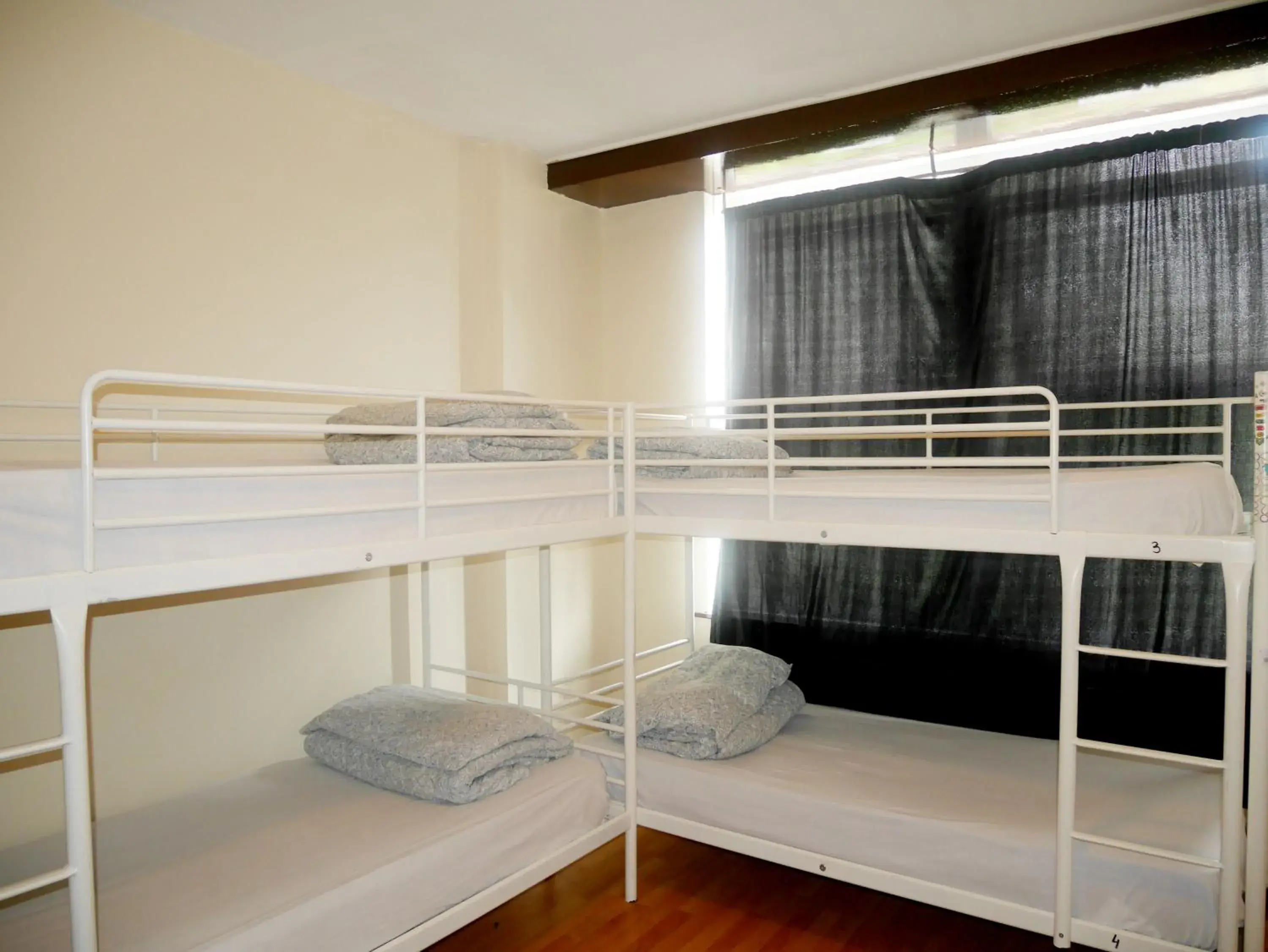 Quadruple Room in Kensal Green Backpackers 2 Quadruple Room in Kensal Green Backpackers 2