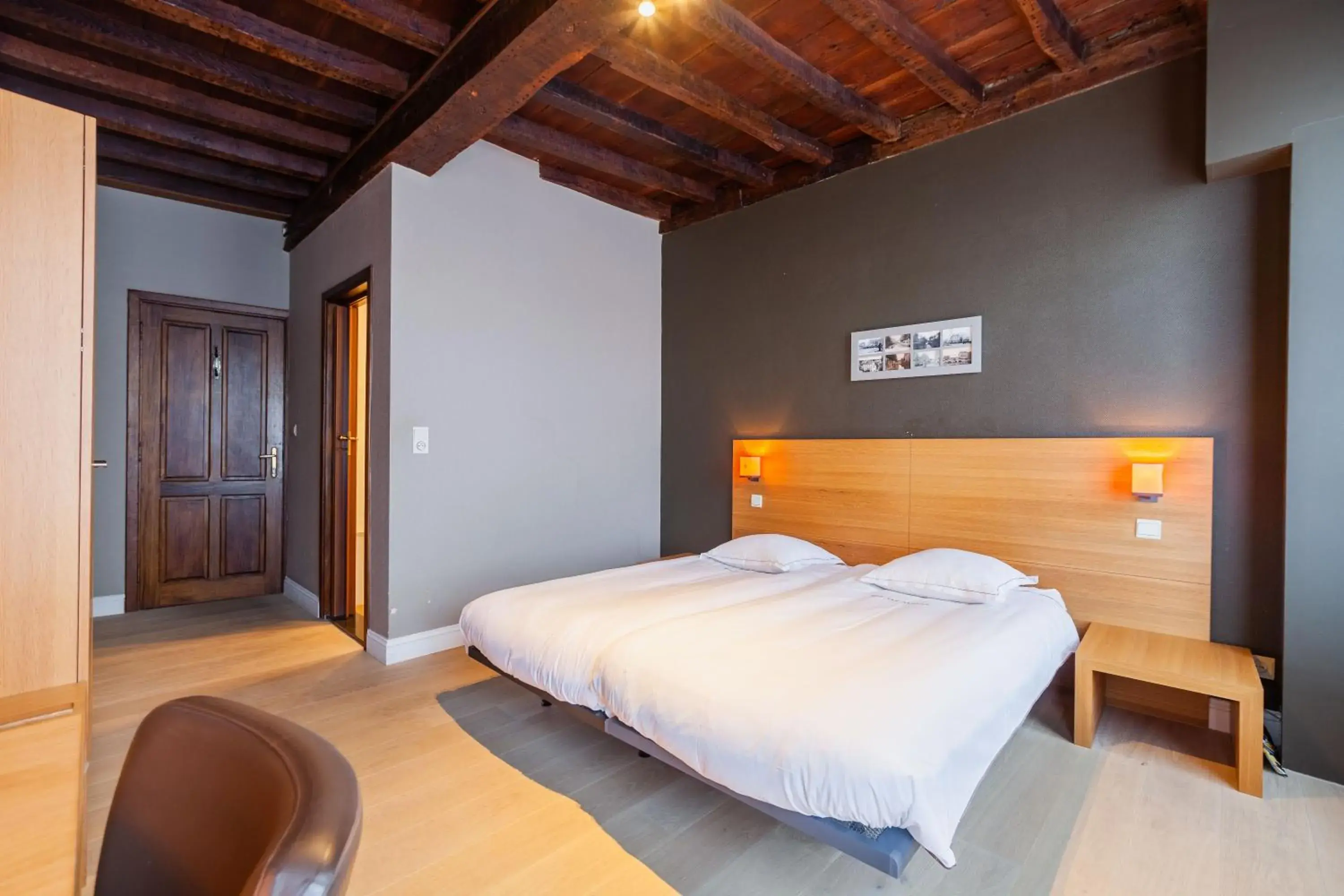 Small Twin Room with Shower - single occupancy in Hotel Hof van Aragon Small Twin Room with Shower - single occupancy in Hotel Hof van Aragon