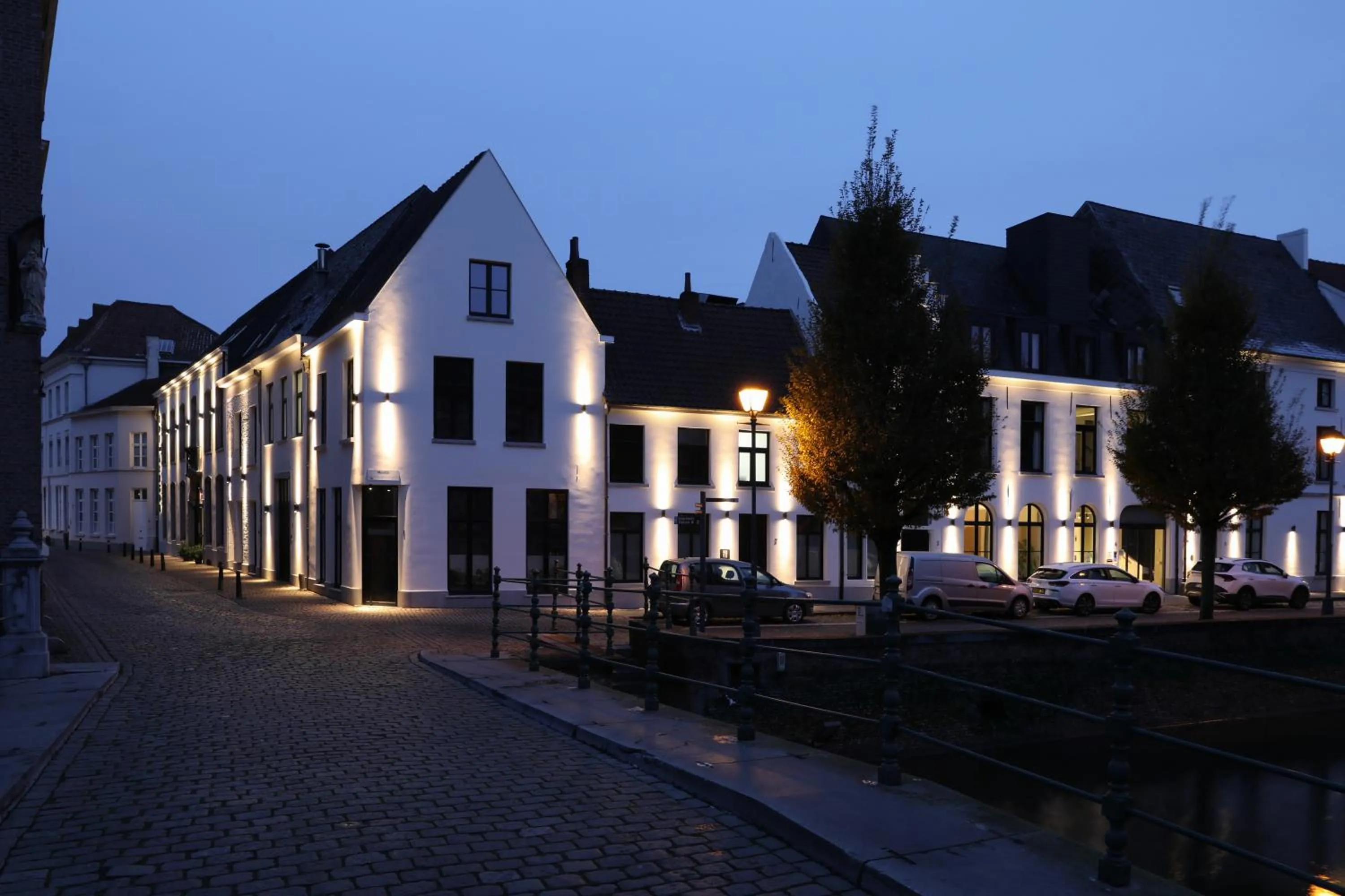 Property building in Hotel Hof van Aragon