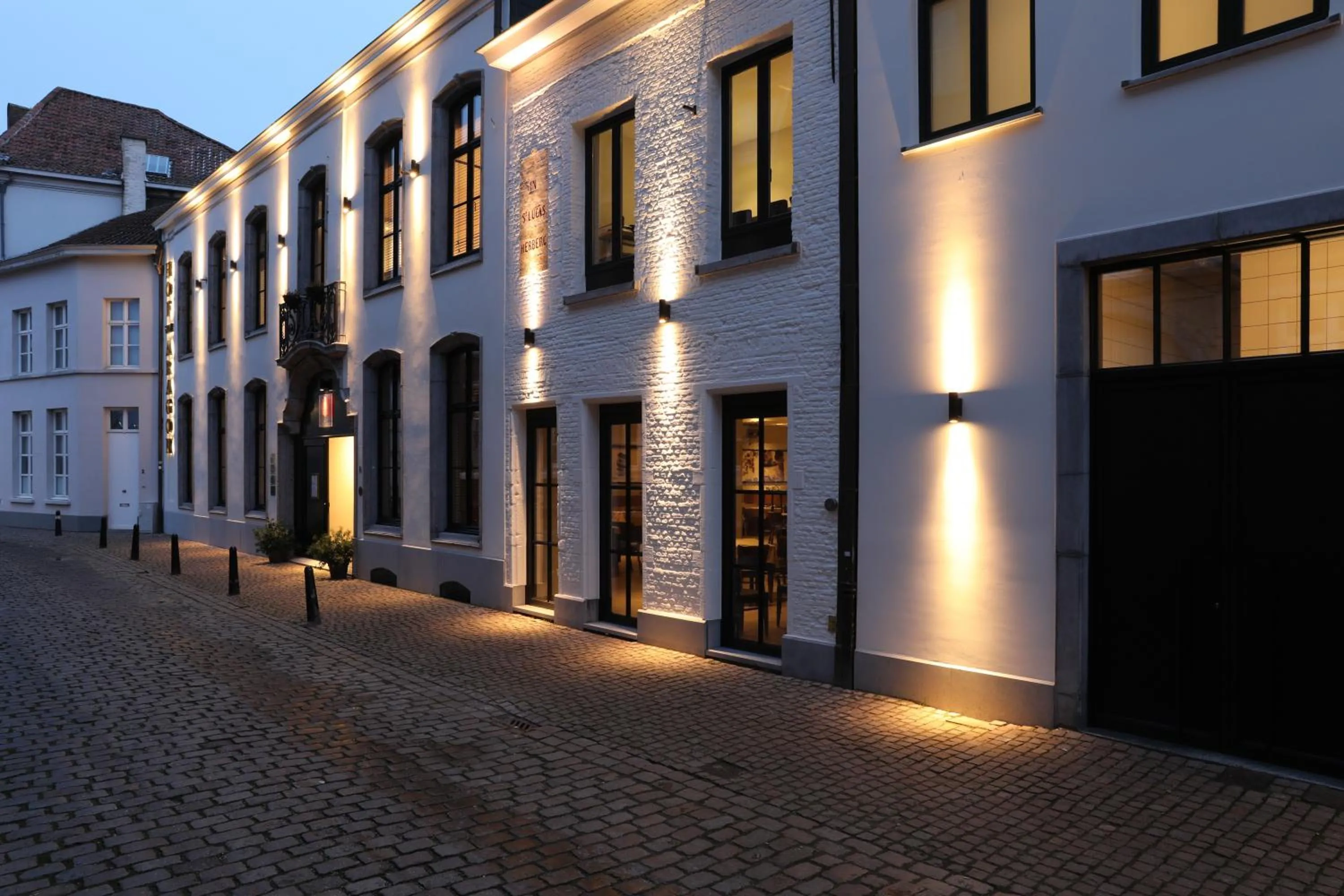 Property building in Hotel Hof van Aragon