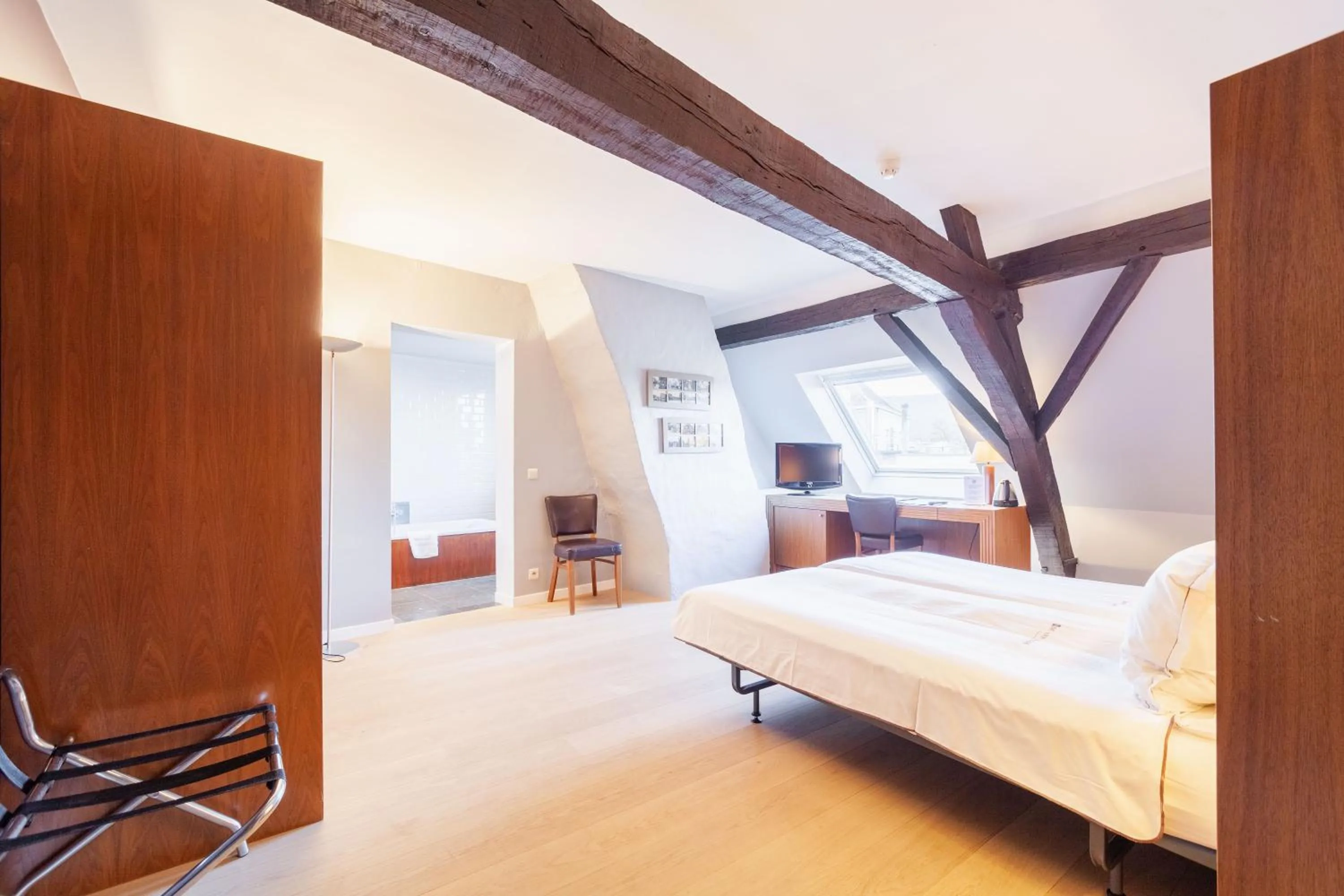 Photo of the whole room, Bed in Hotel Hof van Aragon