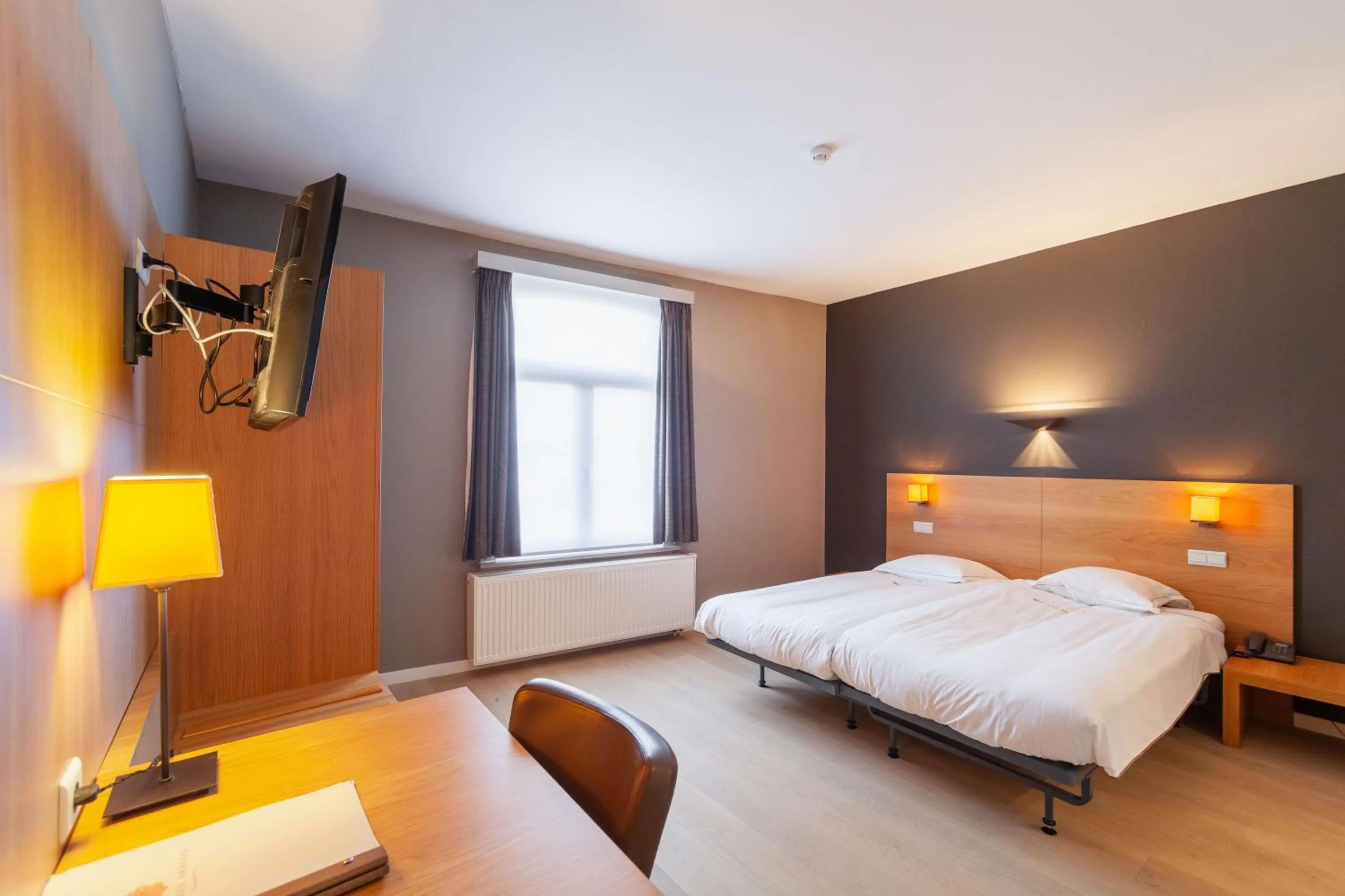 Photo of the whole room, Bed in Hotel Hof van Aragon