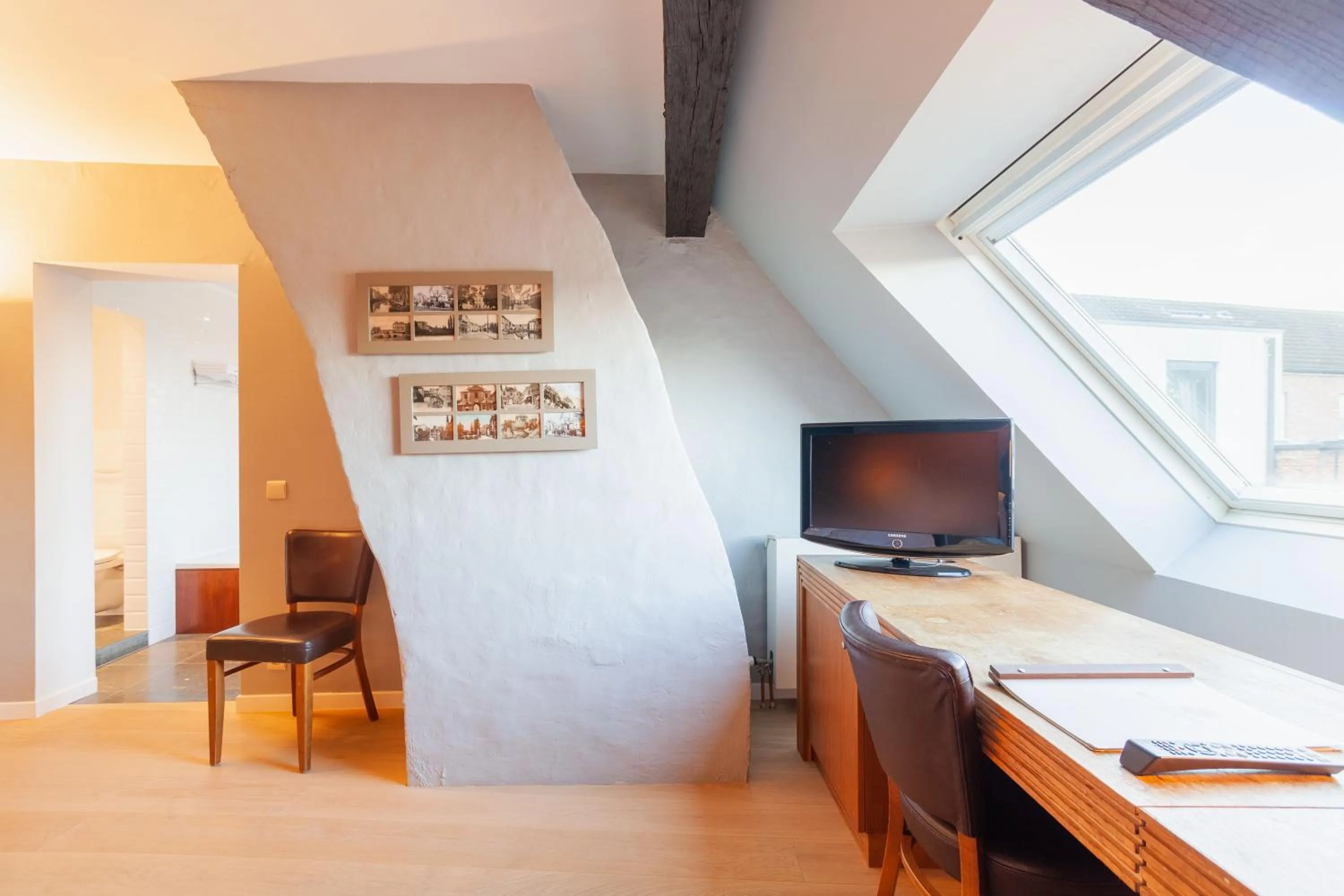 Communal lounge/ TV room in Hotel Hof van Aragon