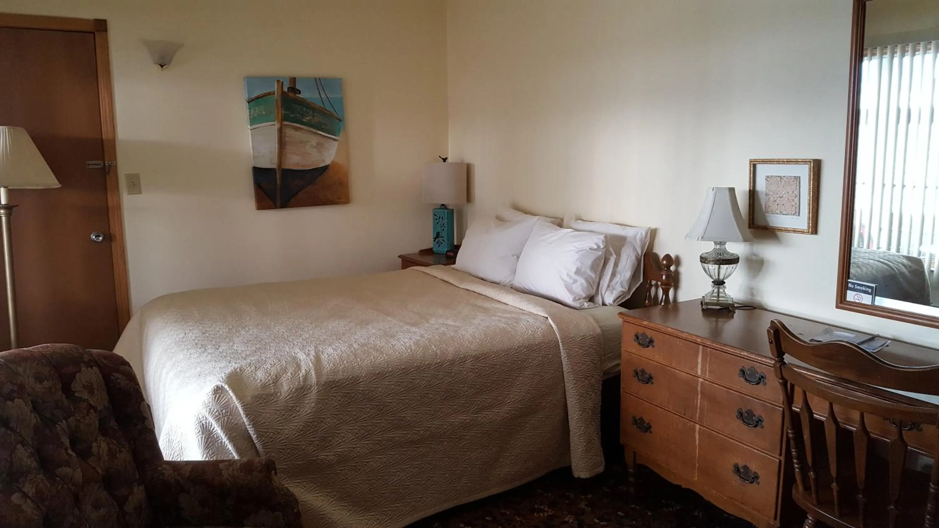 Standard Queen Room in Snug Harbor Inn
