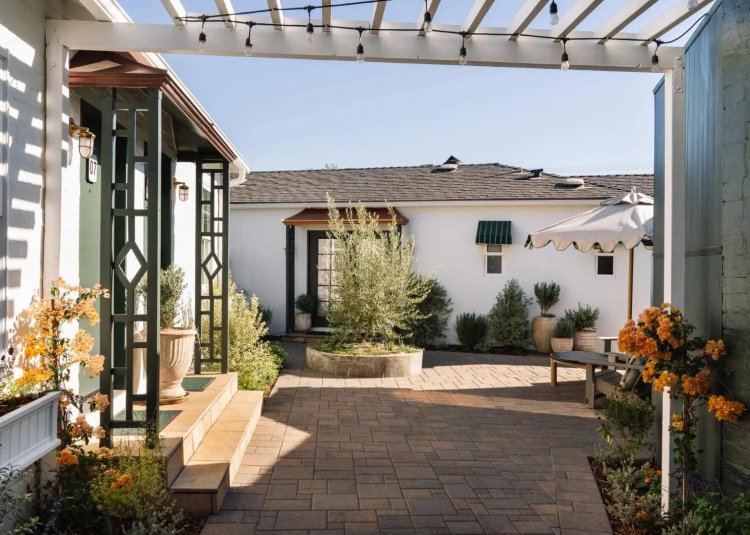 Property building in Le Petit Pali Brentwood