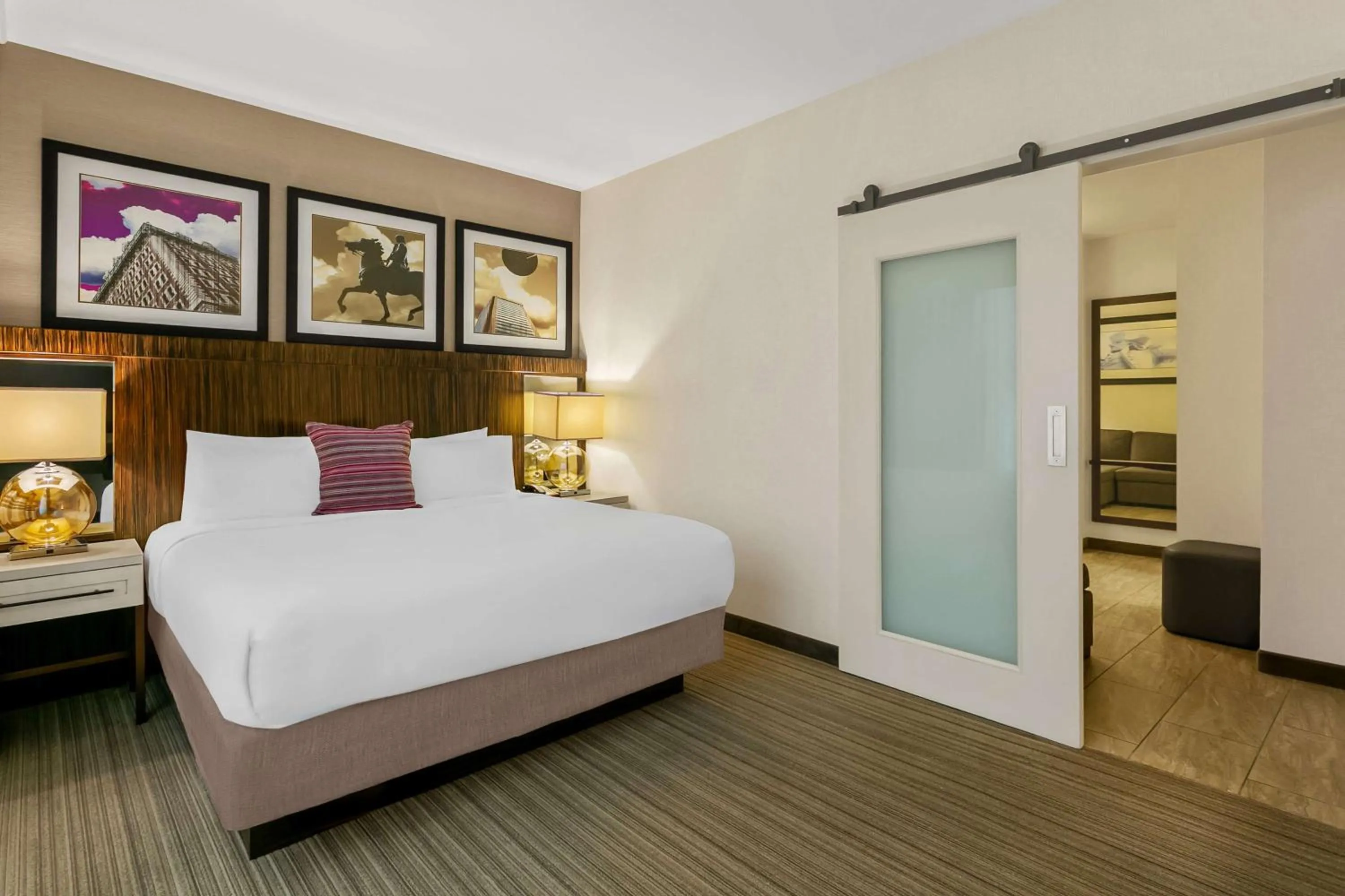 Photo of the whole room, Bed in Delta Hotels by Marriott Baltimore Inner Harbor