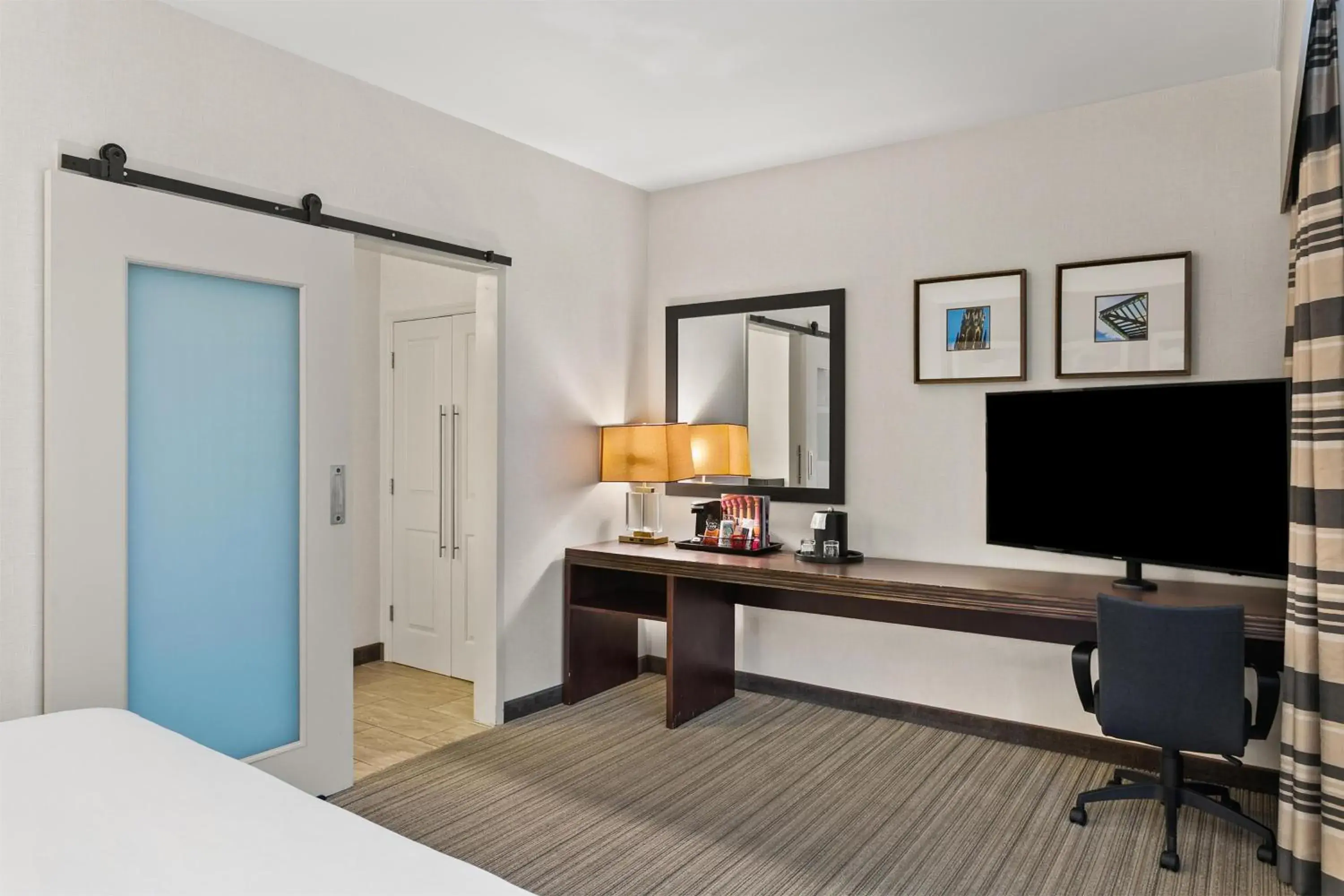 Photo of the whole room, Bed in Sonesta Hotel Baltimore Inner Harbor Photo of the whole room, Bed in Sonesta Hotel Baltimore Inner Harbor