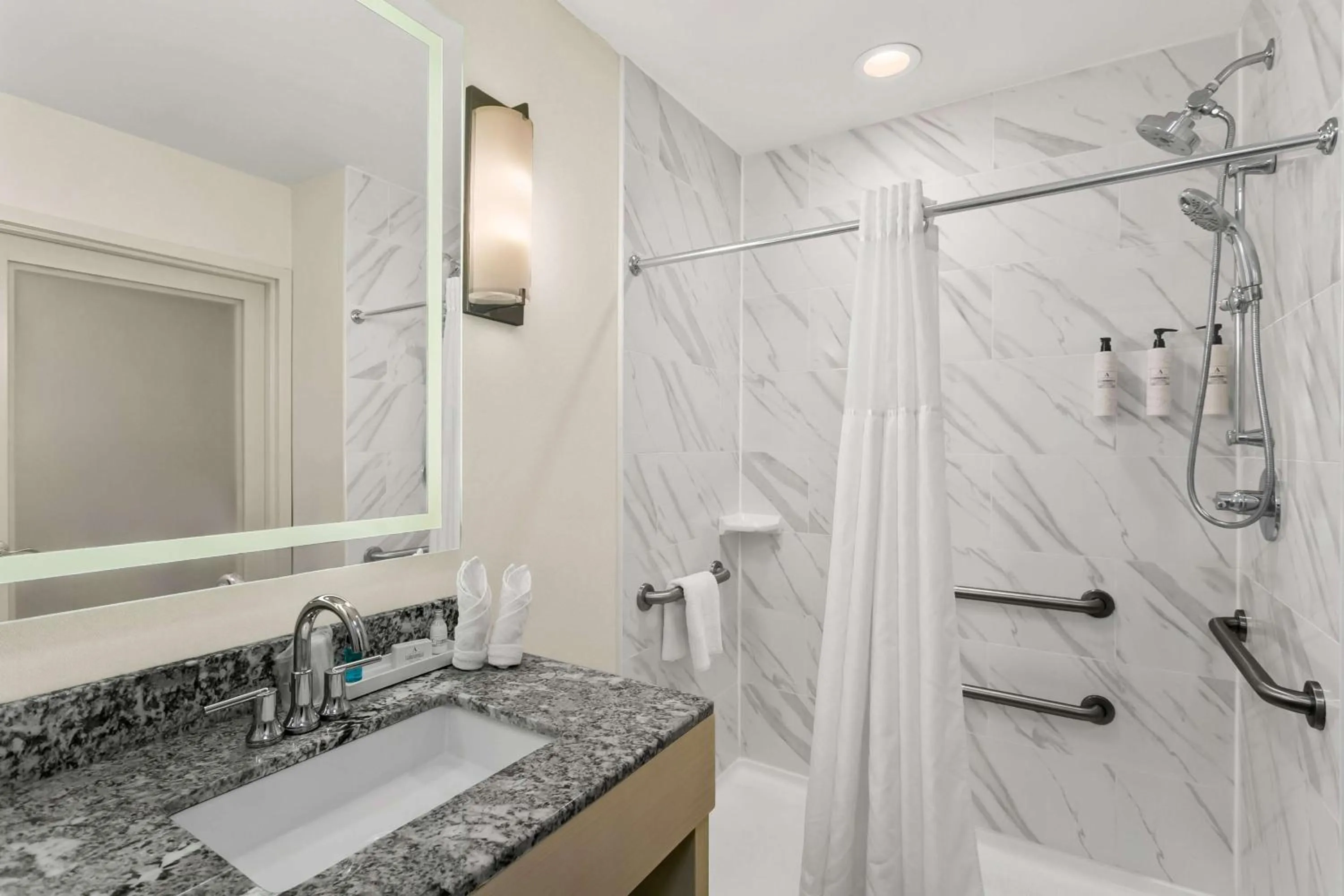 Bedroom in Delta Hotels by Marriott Baltimore Inner Harbor