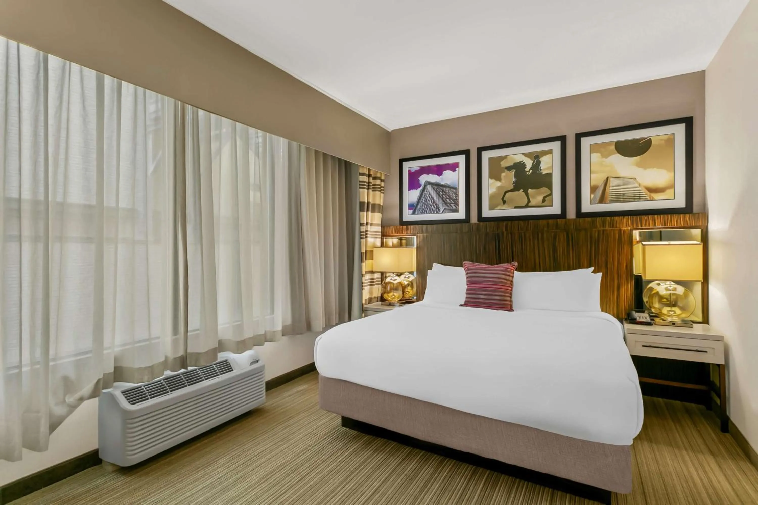 Photo of the whole room, Bed in Delta Hotels by Marriott Baltimore Inner Harbor