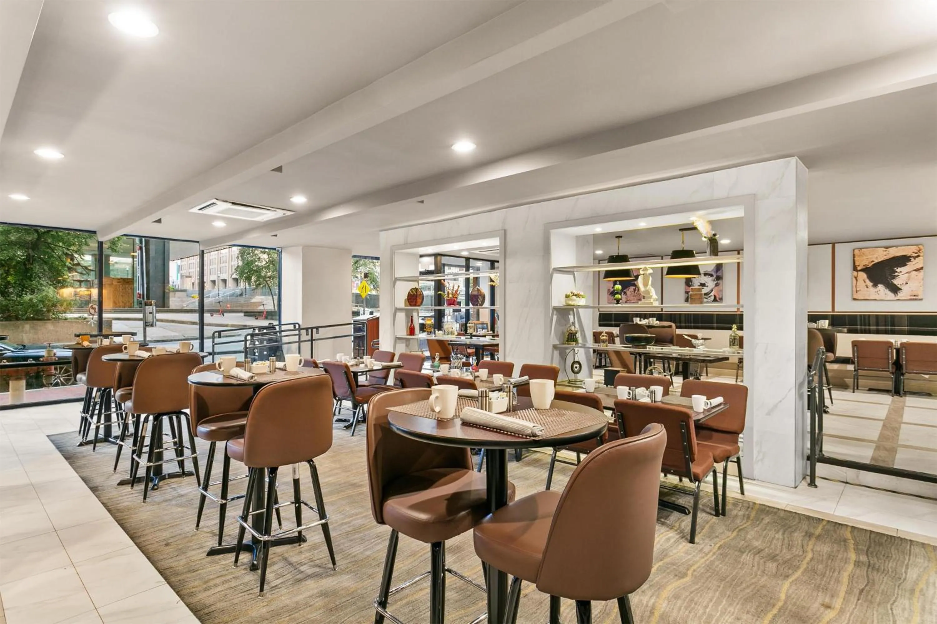 Restaurant/places to eat in Sonesta Hotel Baltimore Inner Harbor