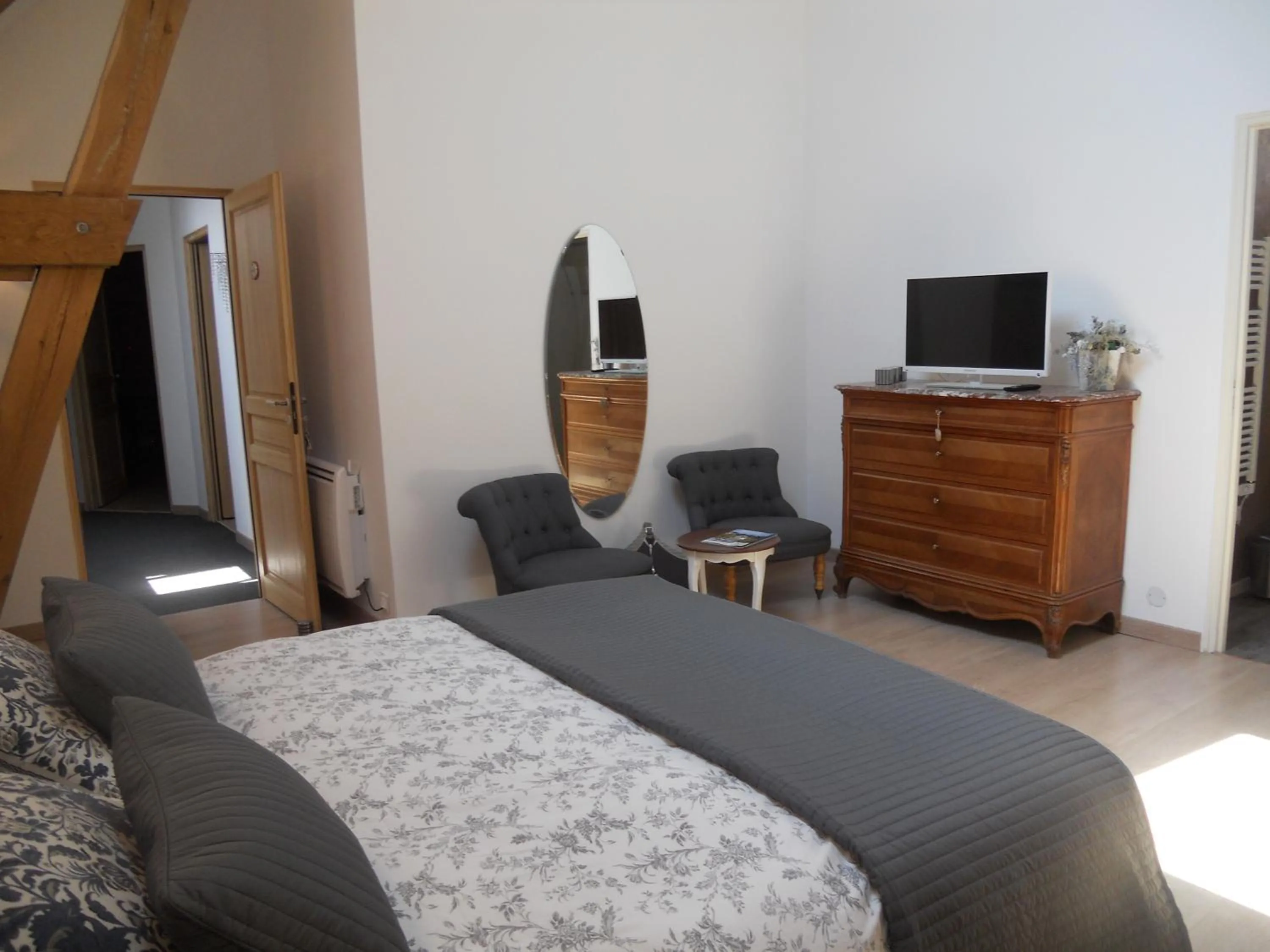 Bedroom in Les Mille et une Pierres